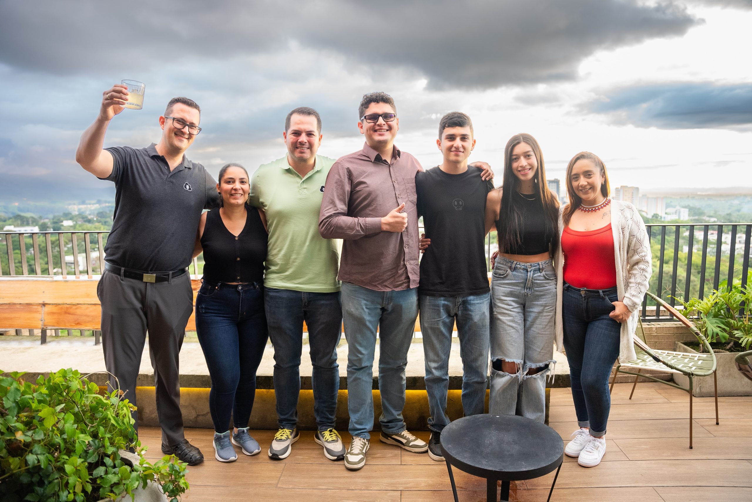 Durante los días 8 y 9 de abril, la Facultad de Ingenierías de la Universidad Tecnológica de Pereira fue el escenario de una intensa y vibrante Hackathon, un desafío de 24 horas continuas que reunió a los más audaces talentos del campus para resolver un reto de transformación digital. El evento puso a prueba las habilidades técnicas, la creatividad y la resistencia física y mental de los participantes, culminando en una premiación que celebró mucho más que una solución tecnológica: reconoció la pasión por aprender, construir y trabajar en equipo.