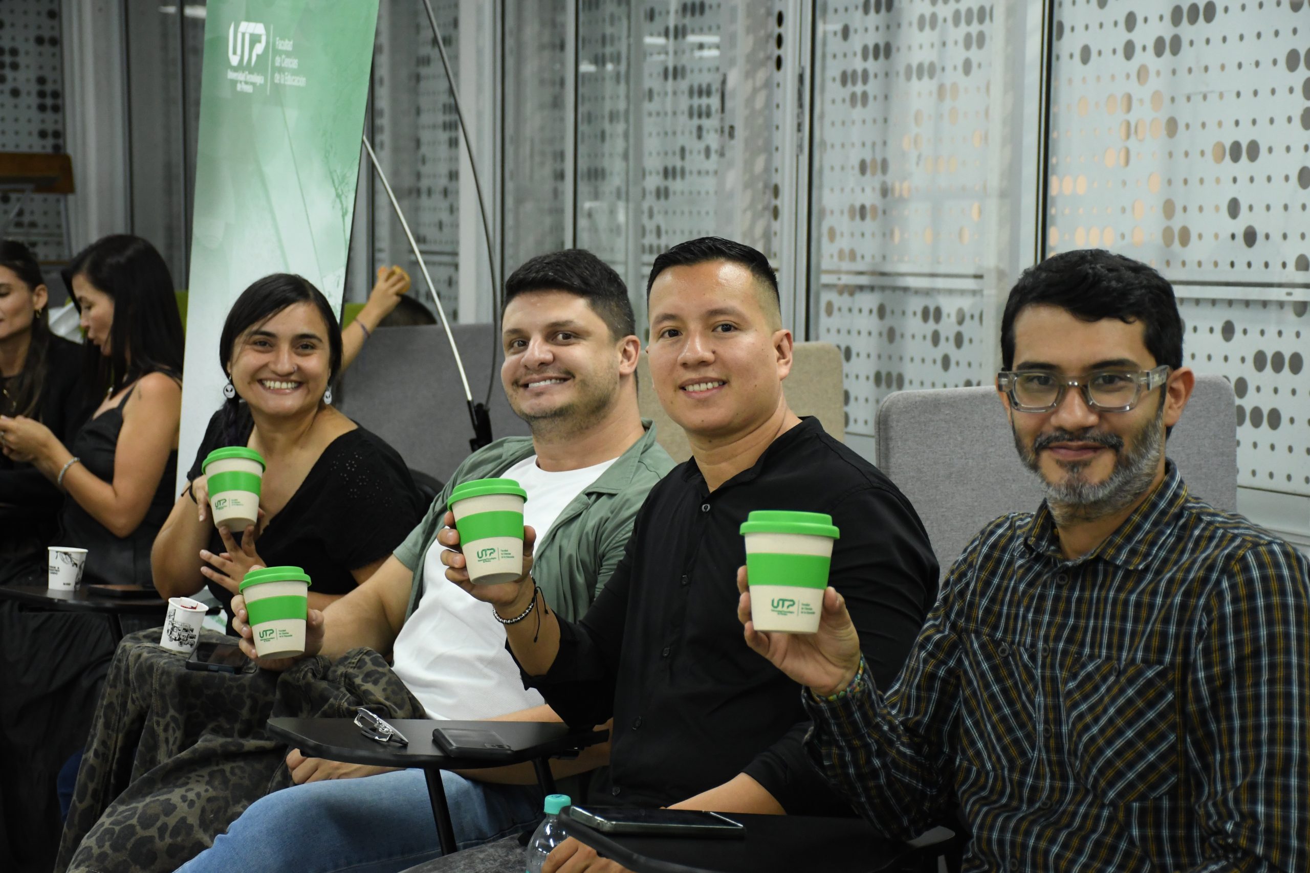 En un emotivo encuentro, la Facultad de Ciencias de la Educación de la Universidad Tecnológica de Pereira conmemoró el Día del Docente, un evento que reunió a profesores y académicos en un espacio de gratitud, reflexión y celebración.