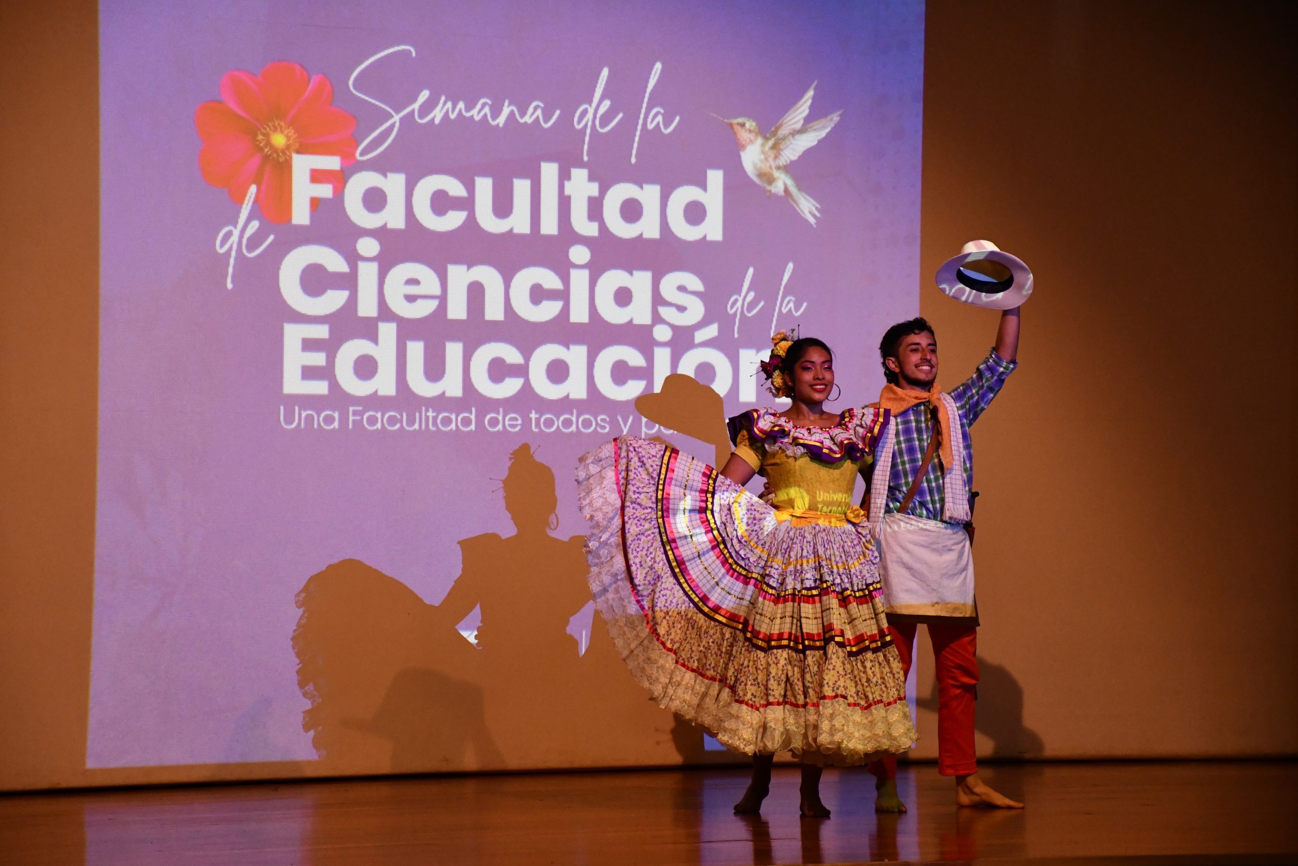 Del 15 al 19 de octubre de 2024, la Universidad Tecnológica de Pereira vivió la Semana de la Facultad de Ciencias de la Educación, un evento que no solo congregó a docentes, estudiantes y colectivos sociales, sino que abrió las puertas al diálogo intercultural y académico, subrayando la importancia de la diversidad en el ámbito universitario. La inauguración estuvo a cargo de John Harold Giraldo Herrera, docente y figura central de la Facultad, quien destacó la amplitud de actividades y la profunda reflexión que guió cada jornada.