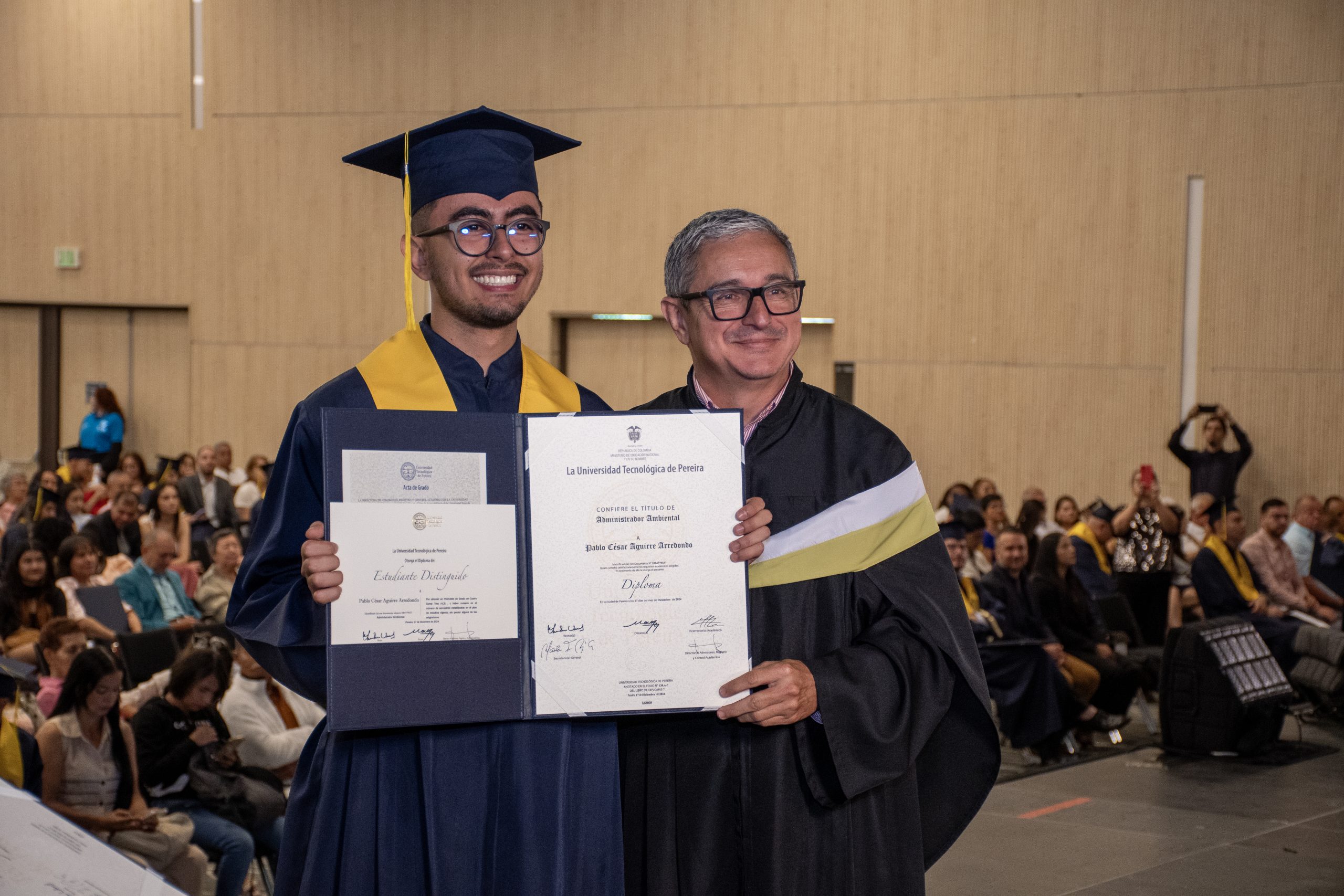 Pablo Aguirre, un joven apasionado por la naturaleza y la gestión ambiental, se graduó con honores en Administración Ambiental tras un recorrido académico marcado por desafíos, aprendizajes y descubrimientos personales. Su historia es un reflejo de cómo el amor por el territorio y el compromiso con las comunidades pueden transformar vidas, incluso en los momentos más difíciles.