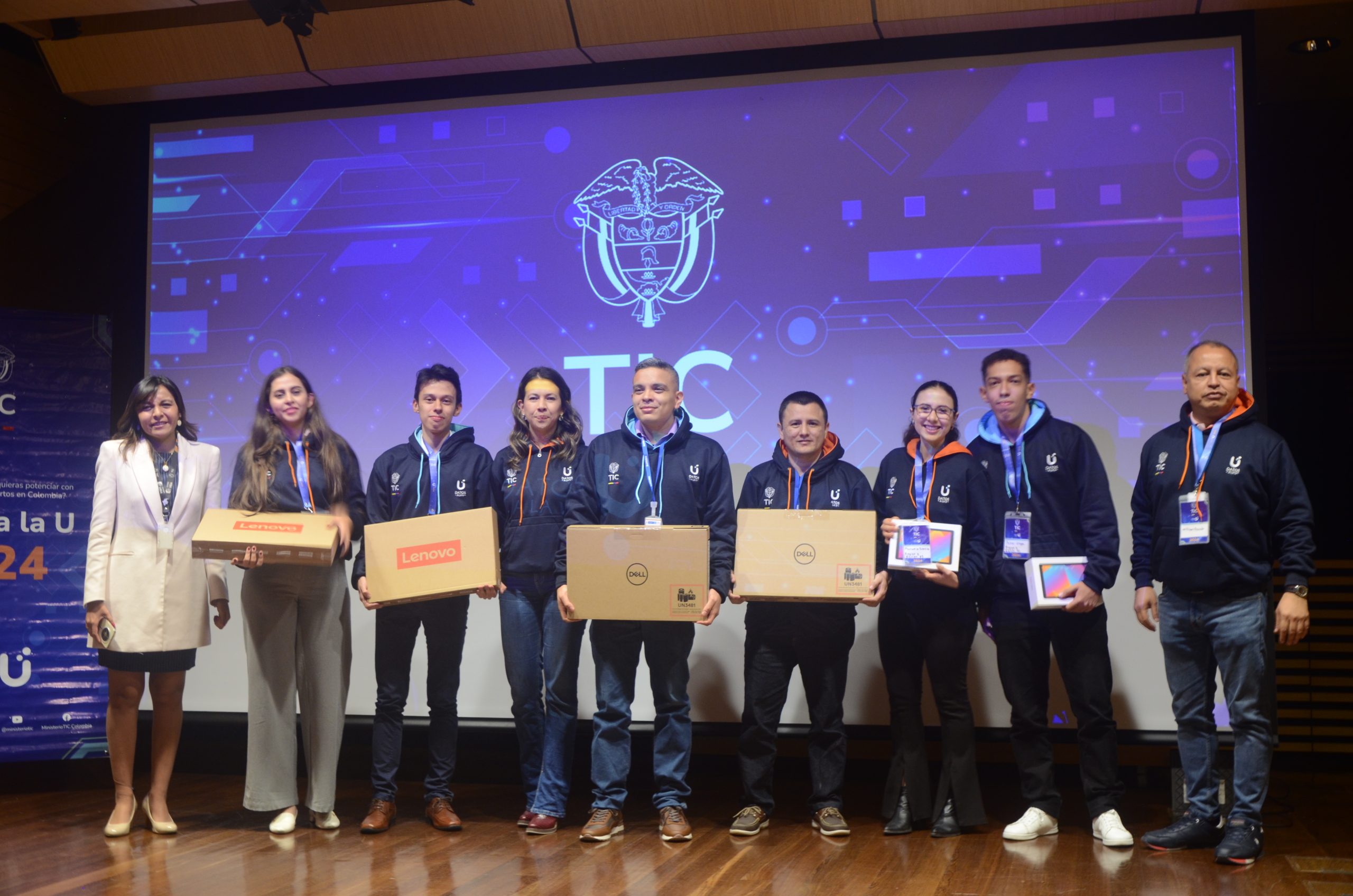 Con pasión, talento y trabajo en equipo, Carlos Betancourt, Paula Castro y Mario Alejandro Ortegón, estudiantes de la Maestría en Ingeniería de Sistemas y Computación de la Facultad de Ingenierías de la UTP, lograron el primer lugar en el concurso nacional “Datos a la U” organizado por el Ministerio de Tecnologías de la Información y Comunicaciones de Colombia. Esta destacada victoria, alcanzada frente a más de 90 universidades de todo el país, posiciona a la Maestría y a la UTP como un referente de excelencia académica e innovación en Colombia.