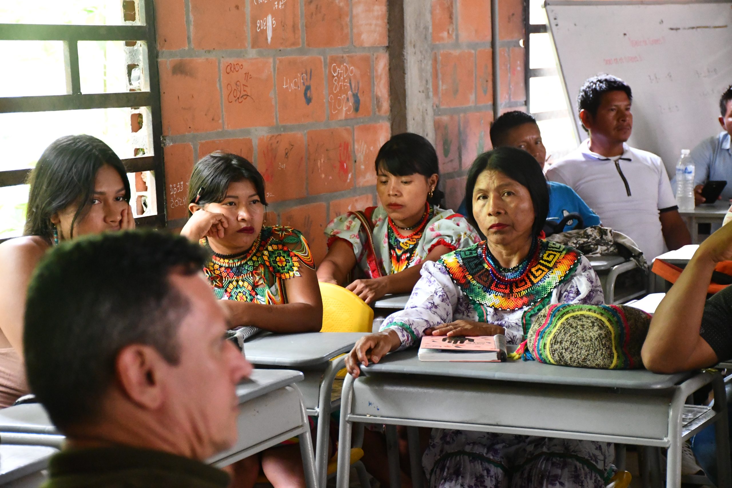 En un hecho histórico para la educación superior en Colombia, la Facultad de Ciencias de la Educación de la Universidad Tecnológica de Pereira dio apertura oficial a la primera cohorte de su estrategia “FCE en los territorios”, una iniciativa que busca llevar la universidad a las comunidades indígenas y rurales, reconociendo sus saberes y fortaleciendo sus prácticas pedagógicas desde el corazón de sus territorios.