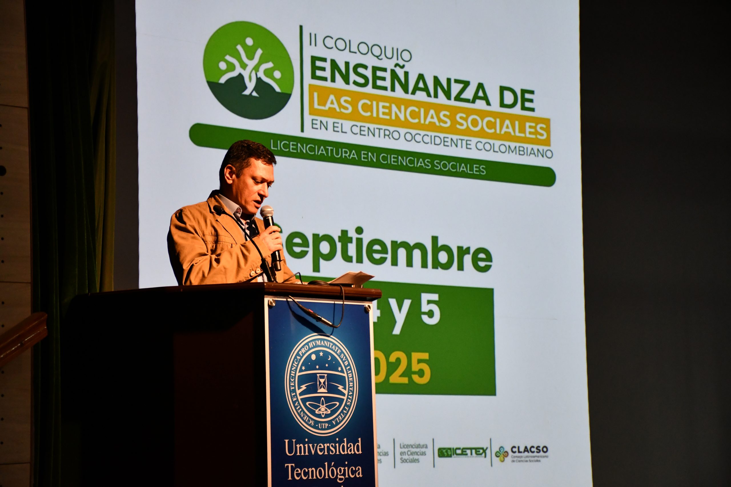 Con una nutrida asistencia y un ambiente cargado de reflexión pedagógica, se dio inicio al II Coloquio “Enseñanza de las Ciencias Sociales en el Centro Occidente Colombiano”, convocado por la Escuela de Ciencias Sociales, adscrita a la Facultad de Ciencias de la Educación de la Universidad Tecnológica de Pereira. Este evento, que se extenderá hasta el 5 de septiembre, se consolida como un espacio de encuentro académico que busca fortalecer el diálogo entre la universidad, los docentes del territorio y expertos internacionales.