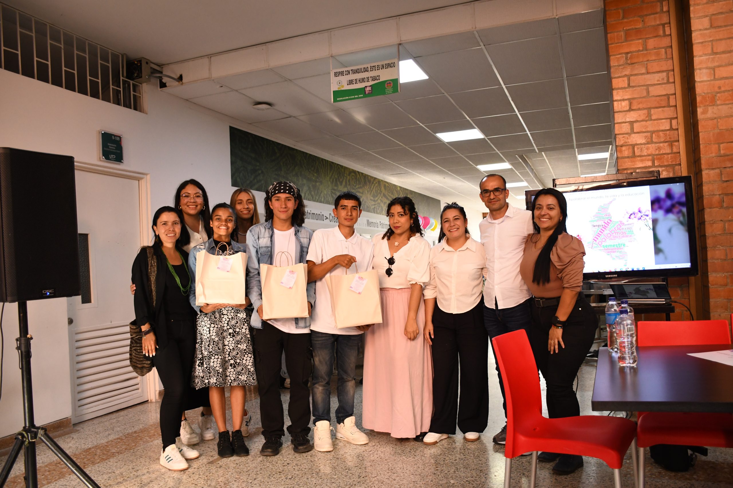 La Universidad Tecnológica de Pereira, a través de la Facultad de Ciencias de la Educación y el grupo de investigación Análisis del Discurso Crítico y Multimodal, con el respaldo de la Biblioteca Jorge Roa Martínez, llevó a cabo una jornada conmemorativa del Día del Idioma que reunió a estudiantes, docentes y comunidad universitaria en torno al lenguaje, su diversidad y su poder transformador.