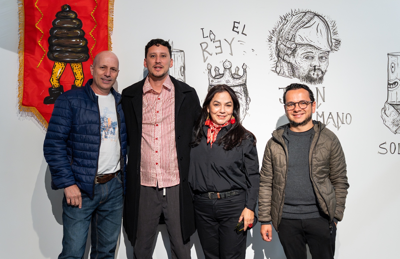 Del 12 de junio al 20 de julio de 2025, la Galería Santa Fe en Bogotá se convierte en un portal entre dimensiones históricas y ficciones contemporáneas con la videoinstalación Anoche a la medianoche, del artista multidisciplinario Ricardo Muñoz Izquierdo. Esta obra, que hace parte del ciclo expositivo del XIII Premio Luis Caballero, representa un hito en su trayectoria y una propuesta radical sobre la memoria, el poder y las narrativas del pasado.