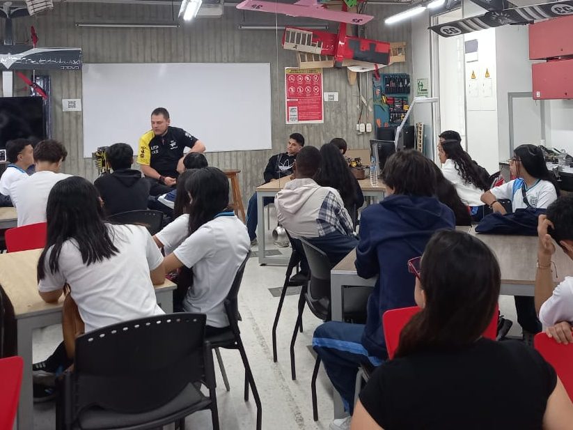 La Especialización en Enseñanza de la Física de la Universidad Tecnológica de Pereira es un programa académico diseñado para formar profesionales comprometidos con la transformación de la educación en esta área, invitando a los docentes a reflexionar sobre los desafíos que enfrentan los procesos de enseñanza y aprendizaje de la Física. 