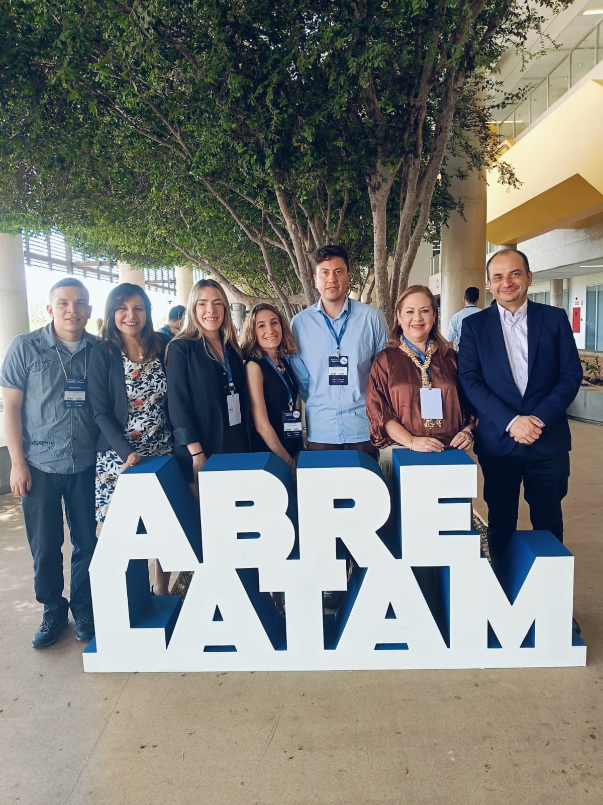 Después de ganar el concurso nacional "Datos a la U", organizado por el Ministerio de Tecnologías de la Información y Comunicaciones de Colombia, el equipo conformado por Carlos Betancur, Paula Castro y Mario Alejandro Ortegón, estudiantes de la Maestría en Ingeniería de Sistemas y Computación de la Universidad Tecnológica de Pereira (UTP), tuvieron la oportunidad de presentar su innovadora propuesta en inteligencia artificial y ciencia de datos, diseñada para facilitar la implementación de la reforma agraria en Colombia, en el prestigioso evento internacional América Abierta, realizado por primera vez en Brasil, logrando posicionar a la UTP como un referente de excelencia académica e innovación.