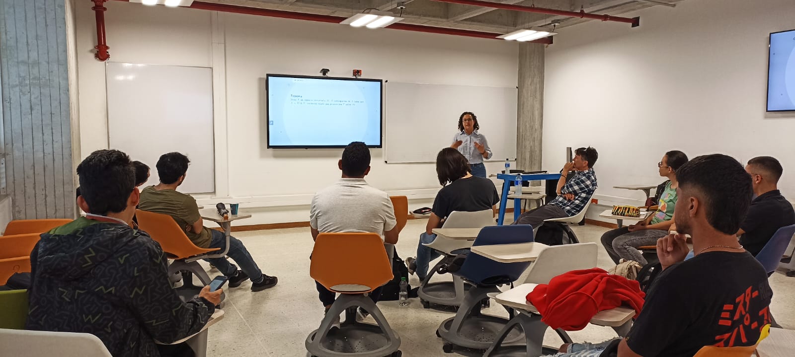 La Facultad de Ciencias Básicas de la Universidad Tecnológica de Pereira sigue fortaleciendo su compromiso con la creación de espacios académicos de alto nivel, donde el intercambio de ideas y conocimientos nutre tanto a estudiantes como a docentes. En esta ocasión, el Departamento de Matemáticas y el Programa de Matemáticas, bajo la dirección del docente Carlos Ramírez, organizó dos charlas magistrales impartidas por reconocidos investigadores nacionales: Margot del Valle Salas Brown, docente de la Universidad Sergio Arboleda, y Julio César Ramos Fernández, profesor de la Universidad Distrital Francisco José de Caldas.