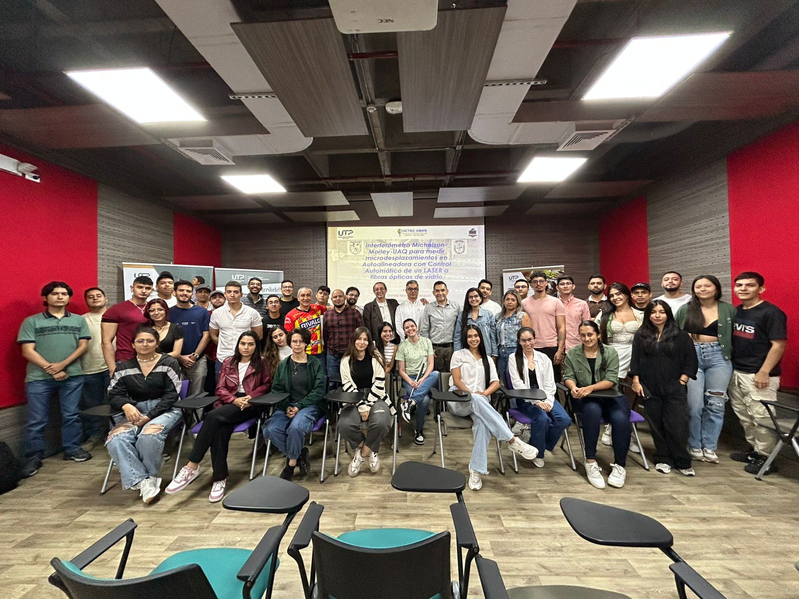 La Universidad Tecnológica de Pereira, a través de la Maestría en Instrumentación Física y bajo la coordinación del PhD Jimy Alexander Cortés Osorio, desarrolló el taller titulado “Interferómetro Michelson–Morley–UAQ para medir microdesplazamientos en Autoalineadora con Control Automático de un Láser a fibras ópticas de vidrio”.