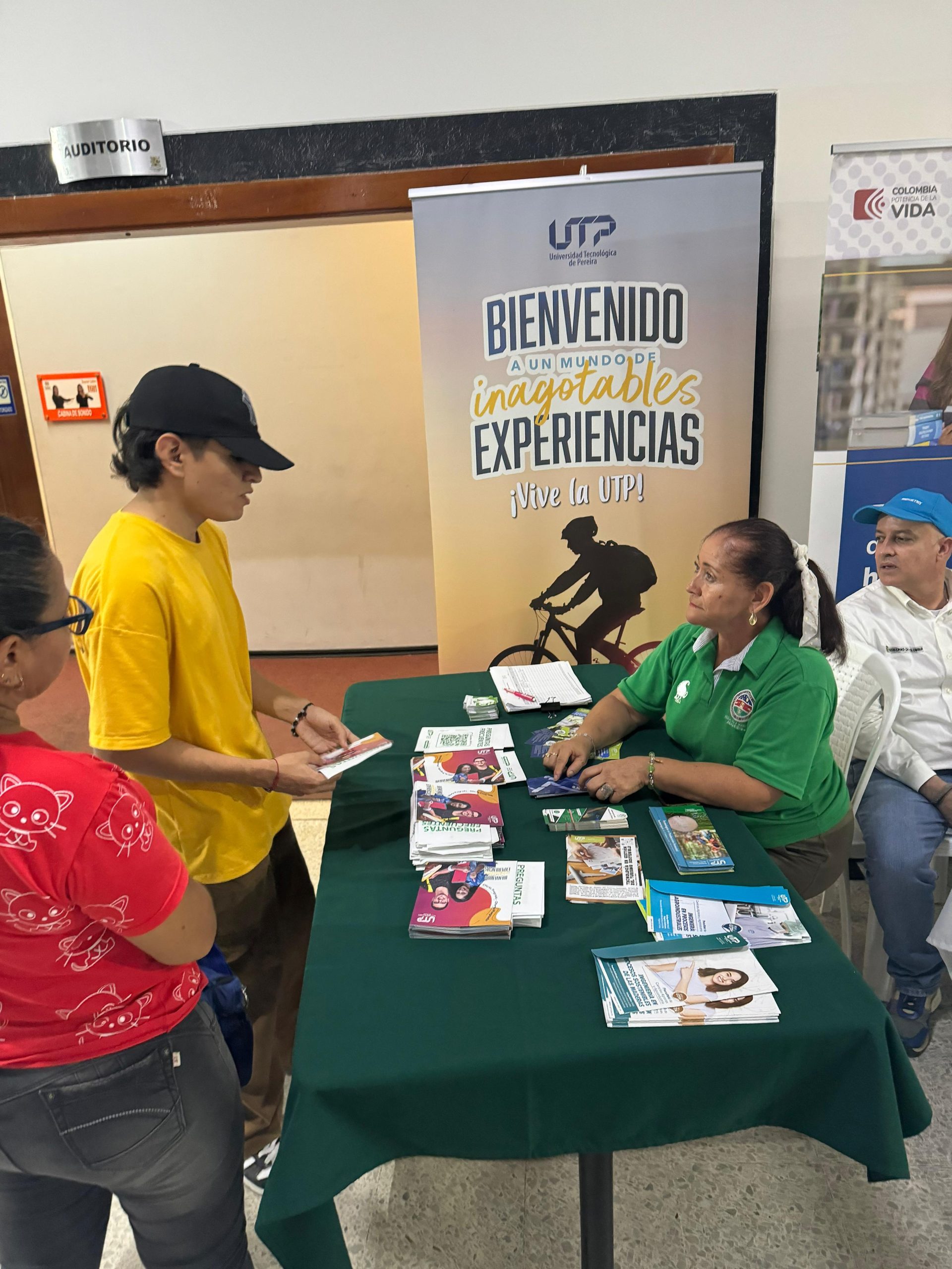 La Universidad Tecnológica de Pereira participó activamente en la Feria de Oportunidades organizada por la Alcaldía de Pereira. Este evento, celebrado en el Centro Cultural Lucy Tejada, buscó reunir y presentar a la comunidad una diversidad de ofertas educativas y de formación profesional con el fin de impulsar el acceso a la educación superior y al desarrollo de habilidades para el empleo y el emprendimiento. 