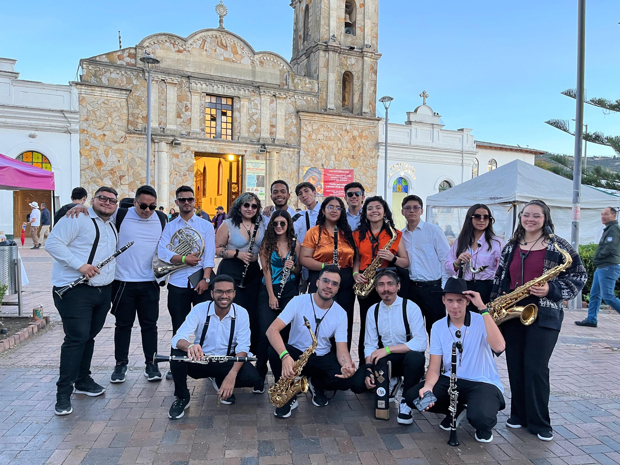 La Banda Sinfónica de la Universidad Tecnológica de Pereira representó con orgullo a la institución en el Concurso Nacional de Bandas de Tocancipá, donde demostraron su talento, esfuerzo y pasión por la música. Bajo la dirección del Maestro Leopoldo López González, la banda compitió en una serie de rondas que dejaron una huella significativa en la competencia, compartiendo escenario con otras agrupaciones del país