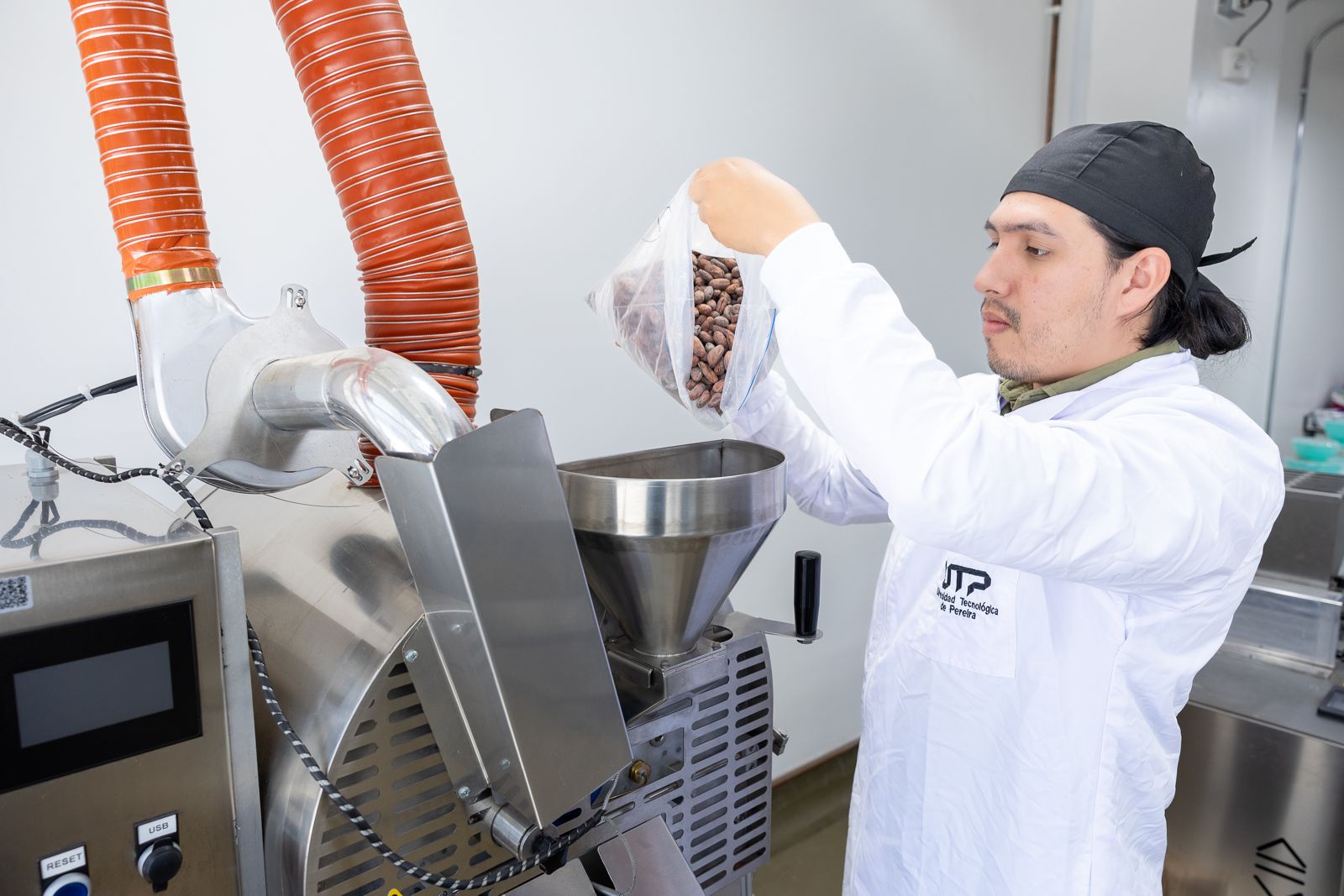 El Investigador de la cadena de cacao del Centro de Desarrollo Tecnológico Agroindustrial (CDTA), e Ingeniero en Procesos Agroindustriales y candidato a Magíster en Desarrollo Agroindustrial de la Universidad Tecnológica de Pereira, Fabio Andrés Coral Jiménez, participó como ponente en el foro “Aporte sostenible desde las instituciones internacionales a la cadena de cacao y chocolate” , realizado en el marco del V Seminario Internacional del Cacao y Chocolate que tuvo lugar en Ciudad de México.