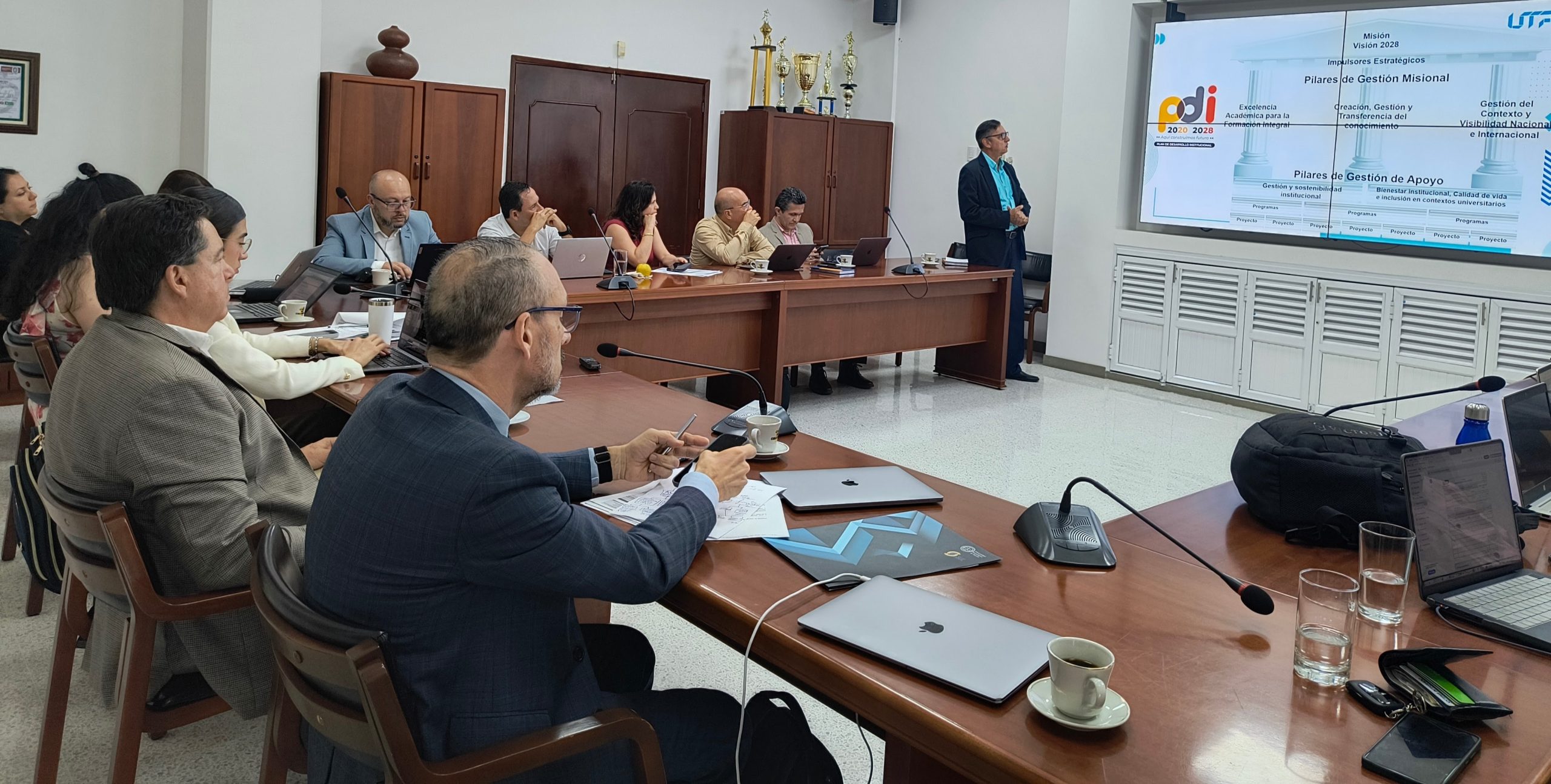 En sesión realizada en la sala del Consejo Superior, el Consejo Académico, tras escuchar la presentación y analizar los lineamientos propuestos, aprobó por unanimidad recomendar al Consejo Superior la revisión y aprobación del proceso de Fortalecimiento del Plan de Desarrollo Institucional (PDI).