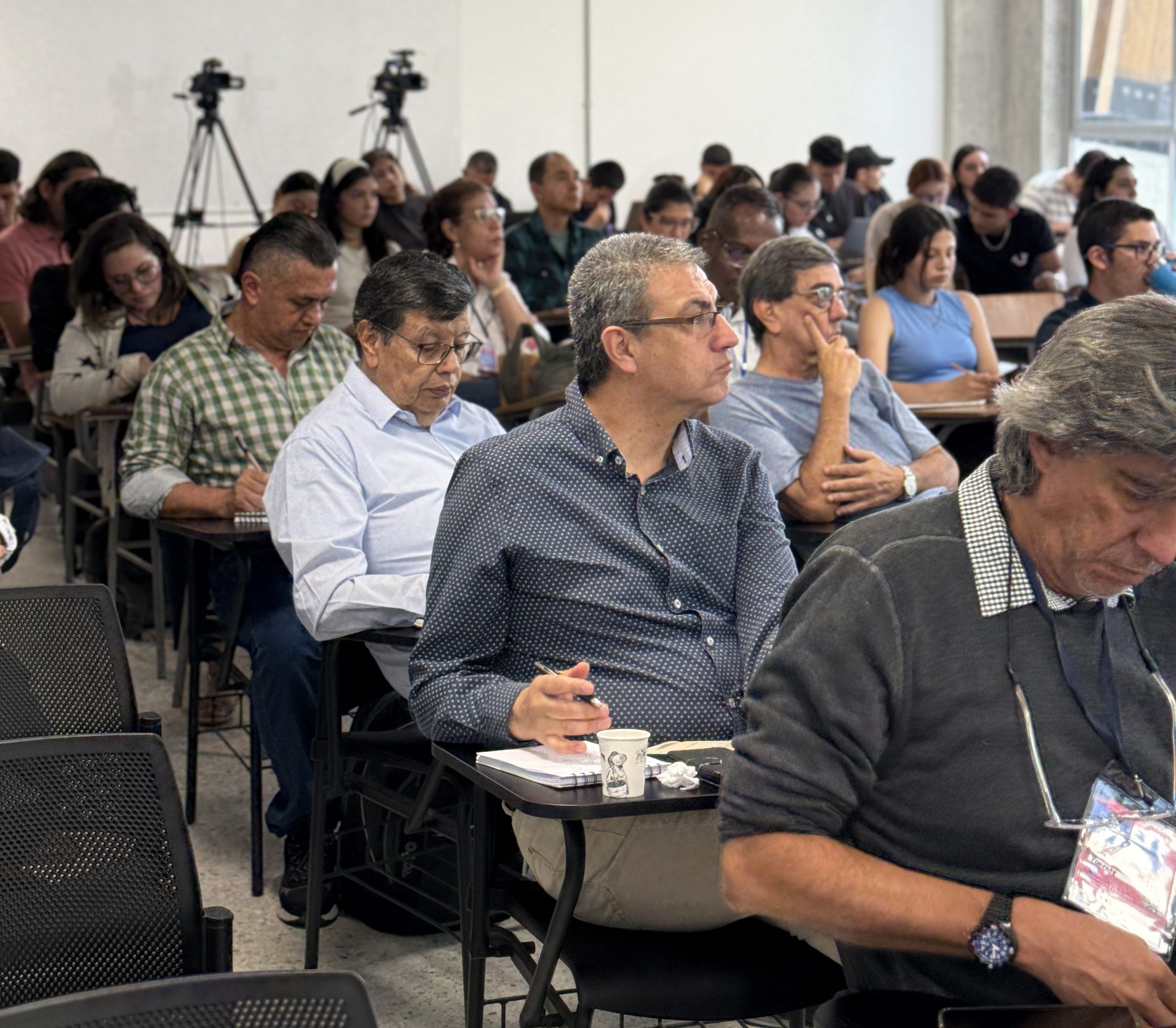 Con una amplia participación de docentes, estudiantes e investigadores de distintas universidades de dentro y fuera del país, la Facultad de Bellas Artes y Humanidades, el Departamento de Humanidades de la Universidad Tecnológica de Pereira y la Red de Investigación en Formación Ciudadana realizaron el XIV Coloquio de Investigación en Formación Ciudadana, un espacio que se consolidó como punto de encuentro para el pensamiento crítico y la construcción colectiva de conocimiento. En esta versión, el eje central estuvo enfocado en la relación entre el cuidado de la vida y la subjetividad política, entendida como un elemento fundamental para repensar la formación ciudadana en el mundo contemporáneo.