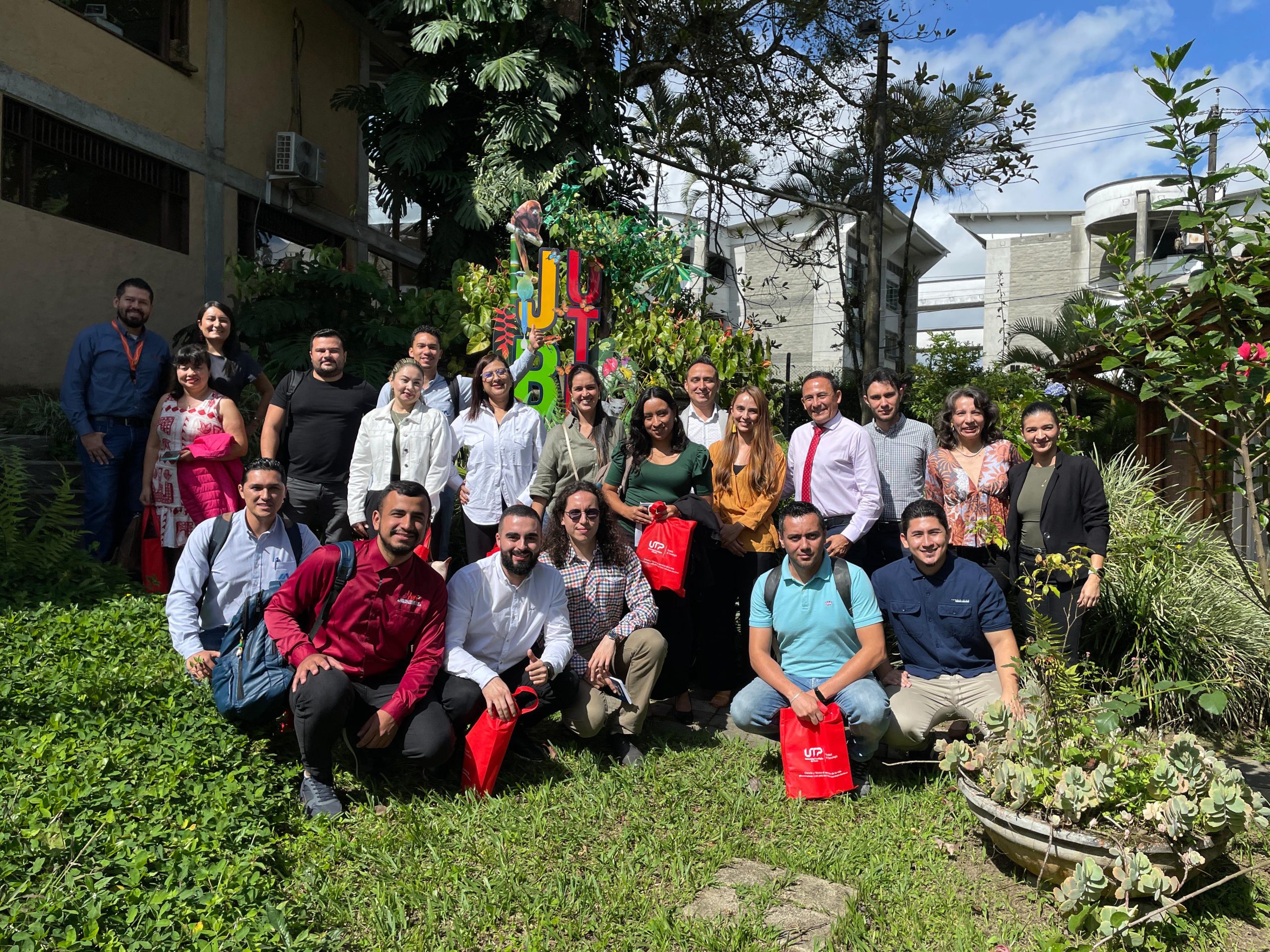 La Asociación de Egresados de la Universidad Tecnológica de Pereira en articulación con la Facultad de Tecnología de la UTP,  en apoyo con el jardín botánico, lideraron un encuentro con empresarios y egresados, con el objetivo de consolidar relaciones con el sector productivo, recopilar retroalimentación para fortalecer el currículo y proyectar nuevas oportunidades para la formación integral de sus estudiantes.