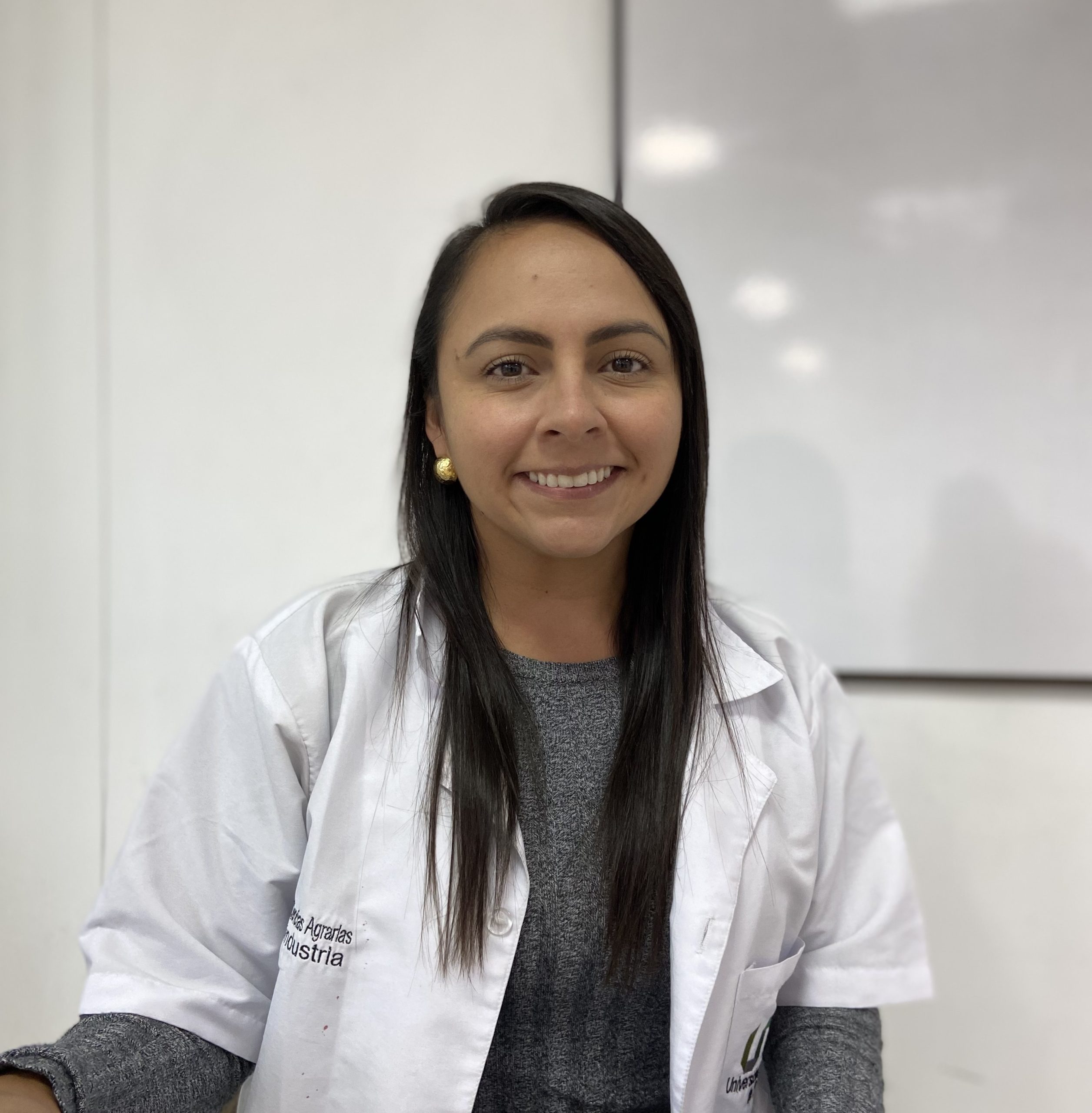 La Facultad de Tecnología de la Universidad Tecnológica de Pereira celebra el logro de su egresada Juliana Jaramillo del programa de Química Industrial, quien obtuvo la prestigiosa beca Joan Oró 2025 del Gobierno de España. Este reconocimiento financiará cuatro años de investigación doctoral en la Universidad Politécnica de Cataluña, en el marco de un proyecto que propone el diseño de biodigestores de bajo costo para la producción de bioenergía, con el objetivo de aportar soluciones sostenibles a problemáticas identificadas en biodigestores centralizados en España y generar alternativas que puedan replicarse en el contexto colombiano.