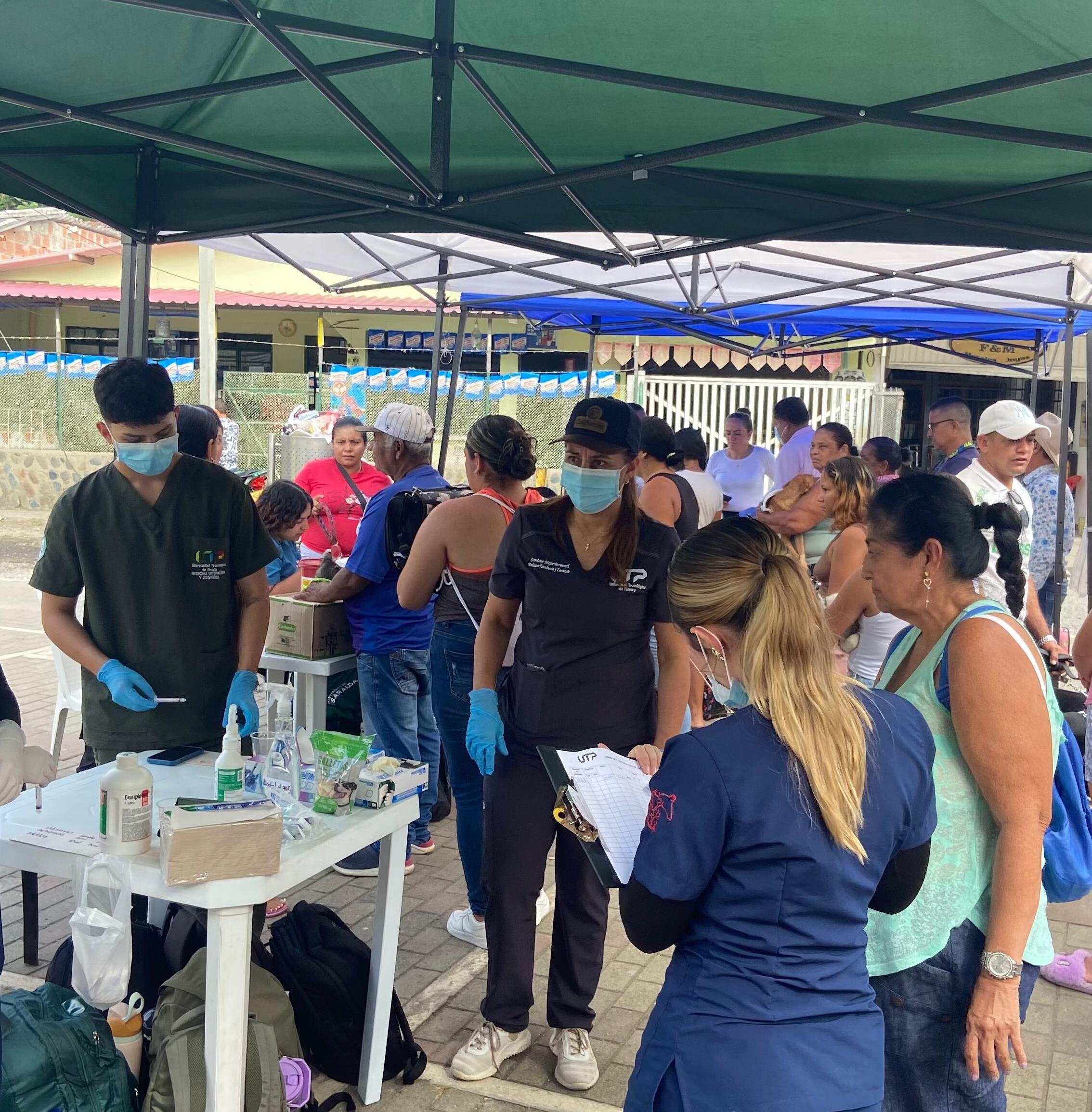 La Facultad de Ciencias de la Salud de la Universidad Tecnológica de Pereira desarrolló una jornada integral de acompañamiento académico, social y comunitario en el municipio de Quinchía, donde participaron los cuatro programas que integran la facultad. La actividad tuvo como propósito contribuir al desarrollo del tejido social y comunitario, fortaleciendo el vínculo entre la academia y el territorio. Este logro fue posible gracias al apoyo de la Vicerrectoría de Investigación, Innovación y Extensión, a través de su programa de extensión social y rural, que impulsa la proyección de la Universidad hacia diferentes comunidades de la región.