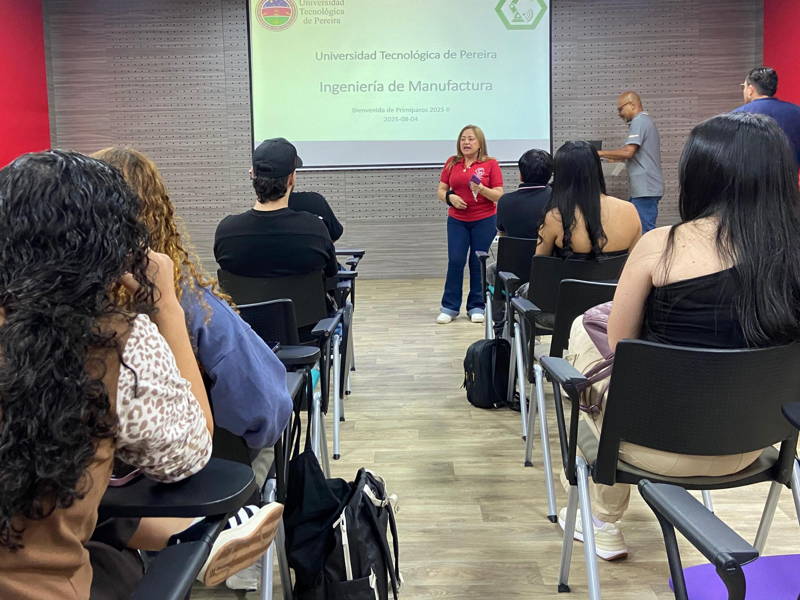 La Facultad de Tecnología inició con entusiasmo el segundo semestre académico del 2025-2, recibiendo a un total de 364 estudiantes en sus diferentes programas como (Química Industrial, Tecnología Industrial, Administración Industrial, Ingeniería Mecatrónica, Tecnología Eléctrica e Ingeniería Manufactura). Así lo informó el decano de la Facultad, Edgar Salazar, quien destacó la importancia de este nuevo inicio académico para la comunidad universitaria.