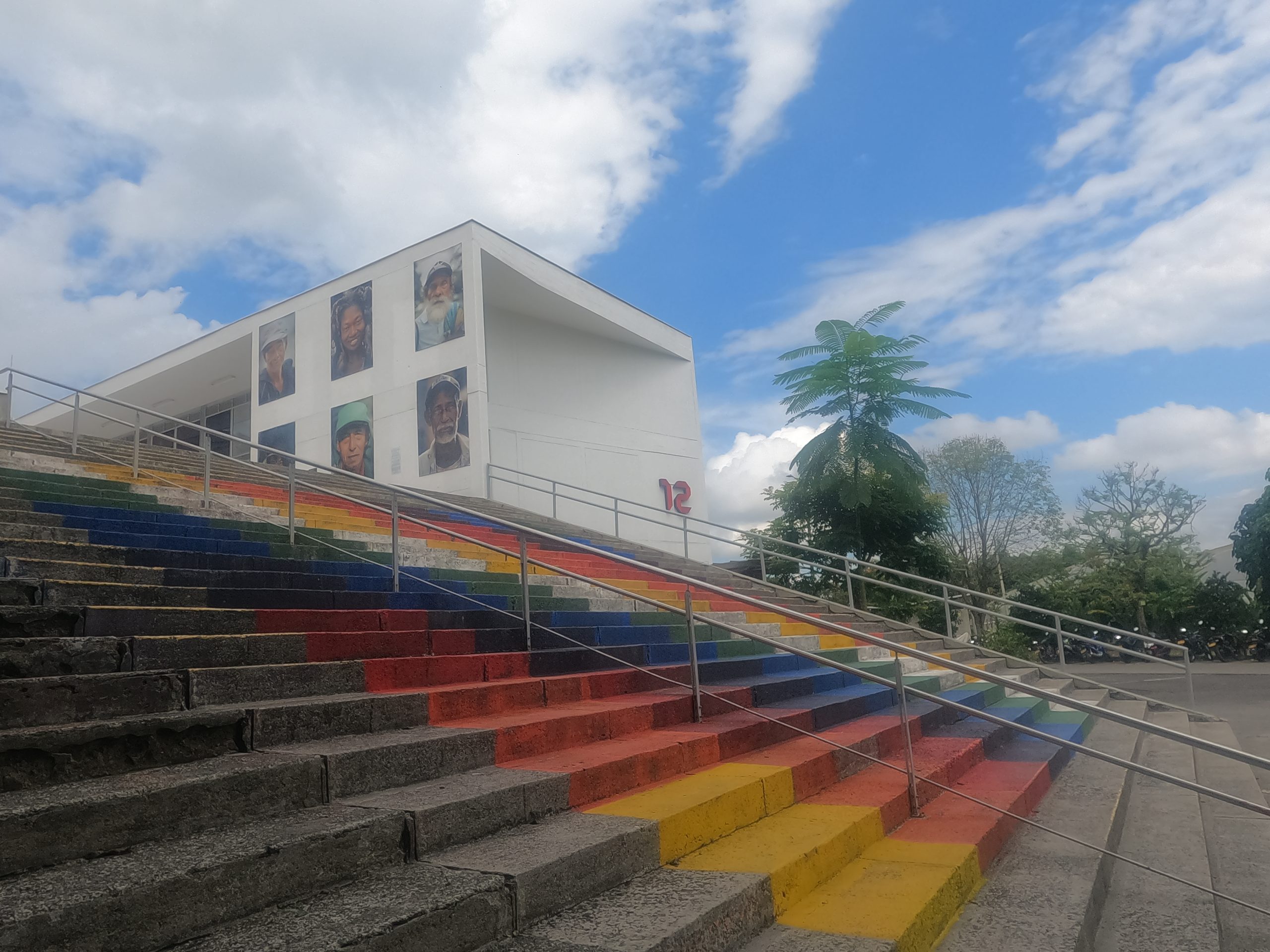La Universidad Tecnológica de Pereira (UTP) estará presente en la Feria Internacional del Libro de Bogotá (FILBo 2025), del 25 de abril al 11 de mayo, con una propuesta editorial que combina pensamiento crítico, estética, política y memoria. En el stand institucional, ubicado en Corferias – Pabellón 3, segundo nivel, Stand 338, estará disponible el libro Reflexiones sobre política, subjetividad, memoria y tecnoestética, una obra colectiva escrita por los profesores Álvaro Díaz Gómez, Georgina Montoya y Diana Carolina Suárez, de la Facultad de Bellas Artes y Humanidades.