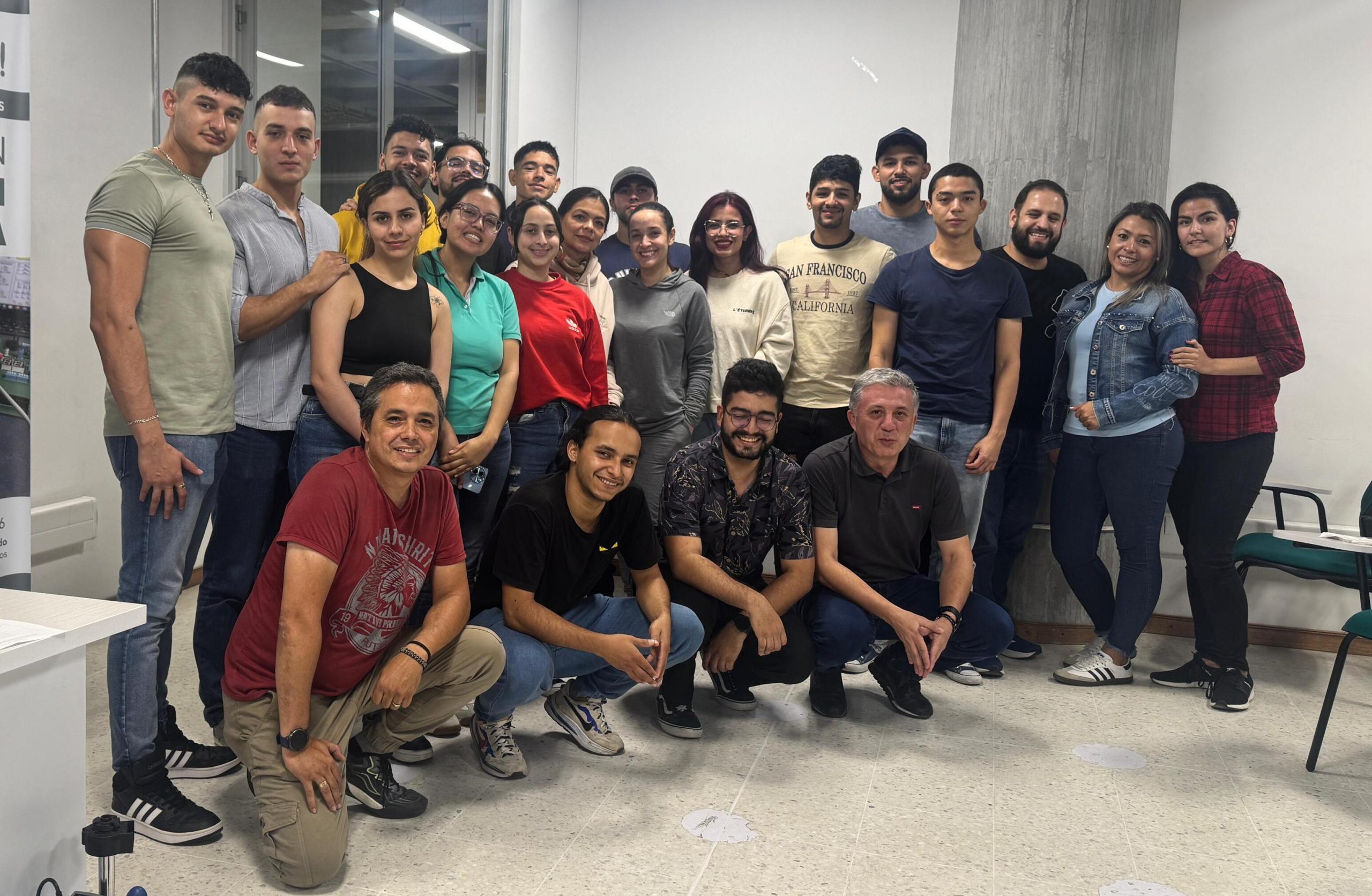 La Maestría en Instrumentación Física de la Universidad Tecnológica de Pereira, bajo la coordinación del doctor Jimy Alexander Cortés Osorio, llevó a cabo el Taller de Prototipado Electrónico entre el 21 y el 25 de julio del presente año. La actividad tuvo una duración total de 20 horas, distribuidas en cinco sesiones de cuatro horas cada una, y contó con la participación de 22 asistentes. Los docentes responsables fueron el Magíster Edward Andrés González Ríos y el Ingeniero Jerónimo Jaramillo Bejarano.