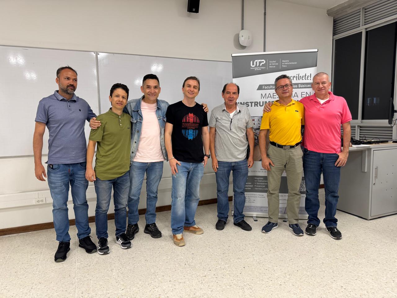 La Maestría en Instrumentación Física de la Universidad Tecnológica de Pereira, bajo la coordinación del Dr. Jimy Alexander Cortés Osorio, llevó a cabo el Taller de Introducción a la Computación Cuántica, desarrollado entre el 28 de julio y el 1 de agosto del presente año. La actividad tuvo una duración total de 20 horas, distribuidas en cinco sesiones de cuatro horas cada una, y contó con la participación de 16 asistentes. Los docentes responsables fueron el Magíster Ricardo López Varona y el Doctor Walter Serna Serna.