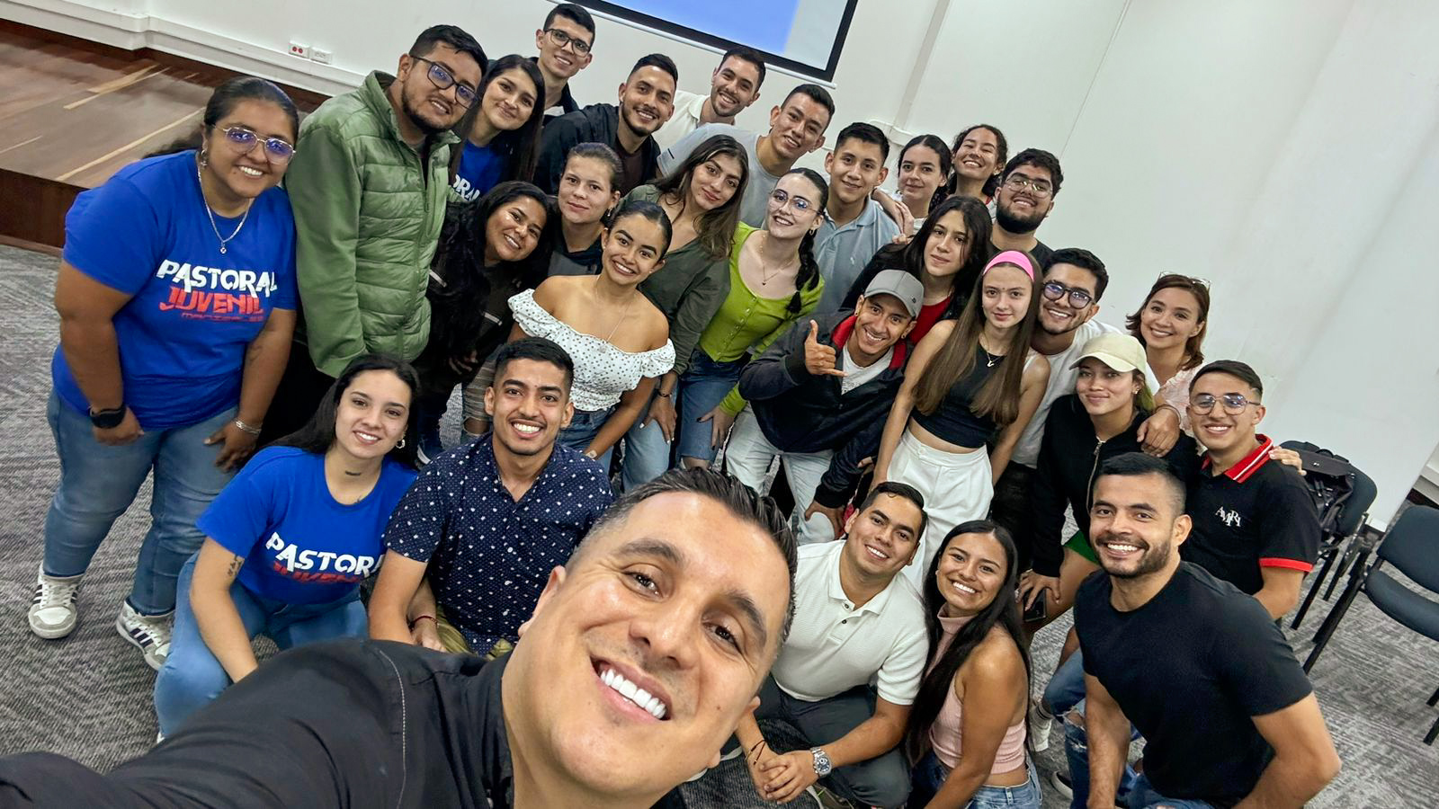 El conversatorio "Liderazgo 360" en la Universidad Tecnológica de Pereira, con el reconocido speaker Carlos Laguna, ofreció una mirada fresca y práctica sobre cómo herramientas como la inteligencia artificial y la gestión del tiempo son esenciales para los líderes del presente. 