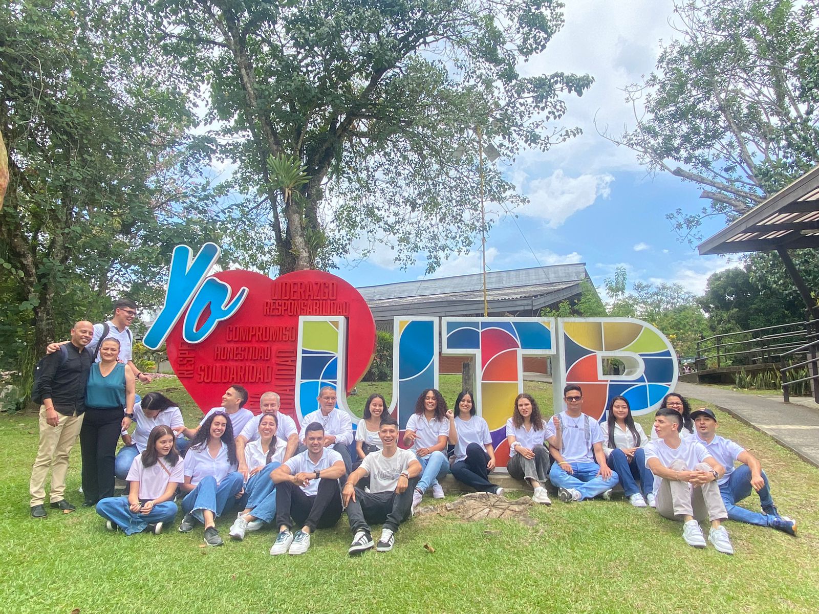 El pasado 17 de septiembre, la Universidad Tecnológica de Pereira fue escenario de un encuentro académico de alto nivel, en el que la Universidad Central del Valle del Cauca (UCEVA) participó en el taller titulado "Metodología de Diseño de Lúdicas con Cibernética de Tercer Orden", organizado por la Red de Investigación, Desarrollo y Difusión de la Enseñanza-Aprendizaje a través de la Lúdica (Red IDDEAL).