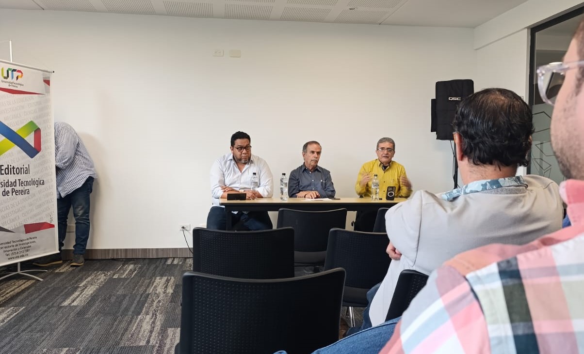 La Facultad de Ciencias Agrarias y Agroindustria de la Universidad Tecnológica de Pereira dejó una profunda impresión en la décima versión de la Feria del Libro de Pereira 2024, al inaugurar ayer su participación con un enfoque en la ciencia, la investigación y la sostenibilidad en el contexto agrario y agroindustrial. El evento, que se desarrolla del 2 al 6 de octubre en Expofuturo, comenzó con una serie de conversatorios y lanzamientos editoriales que abordaron las problemáticas y perspectivas del sector en la región cafetera.