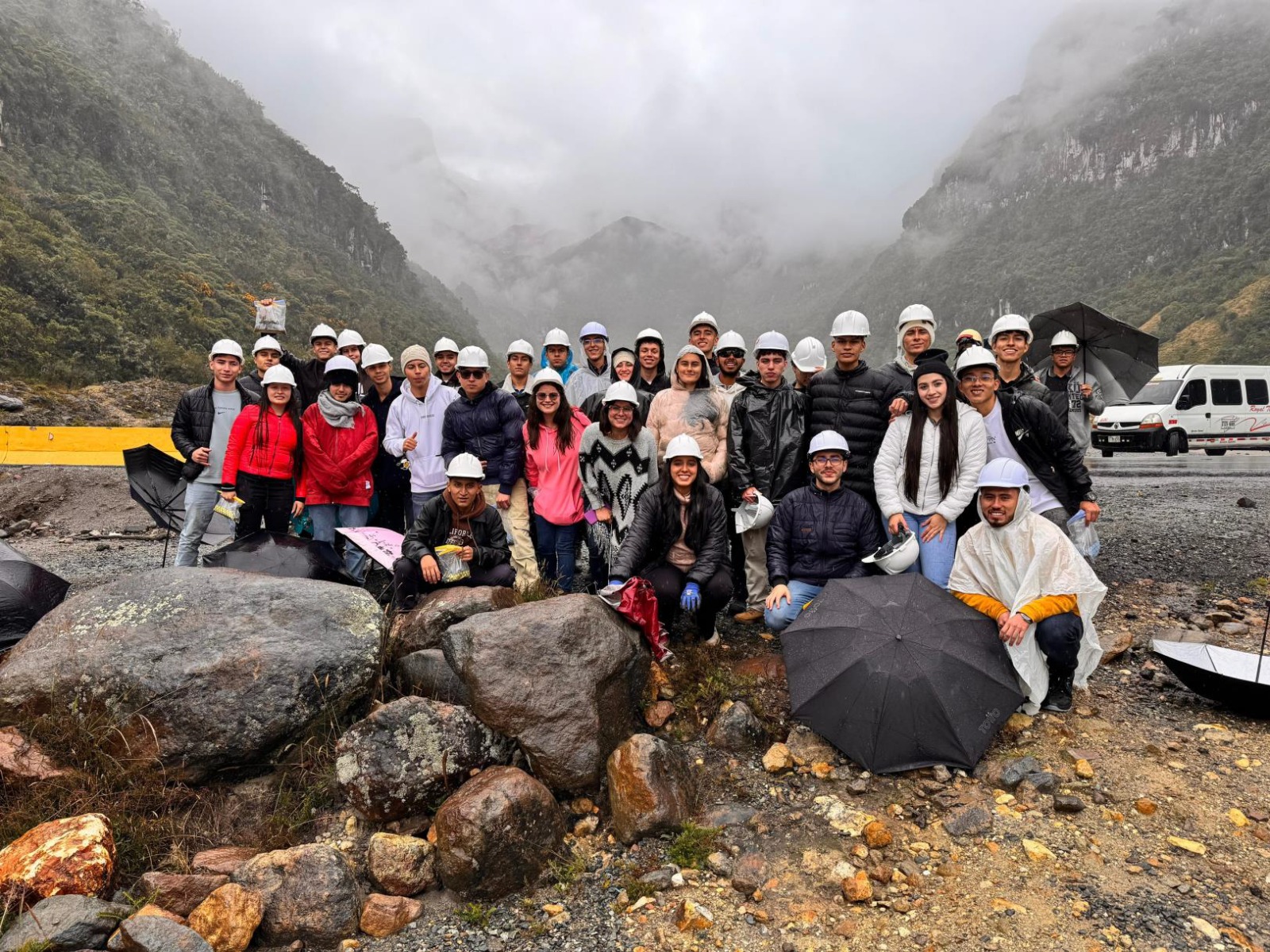 La Universidad Tecnológica de Pereira (UTP) sigue ampliando su impacto en la formación académica con el programa de Ingeniería Civil, una propuesta educativa que, pese a su juventud, ya muestra señales de consolidarse como una opción clave para la región. Bajo la dirección del profesor Luis Carlos Ríos, este programa busca posicionarse entre los referentes académicos gracias a su enfoque práctico, el respaldo institucional y las ventajas del sistema de educación pública. 