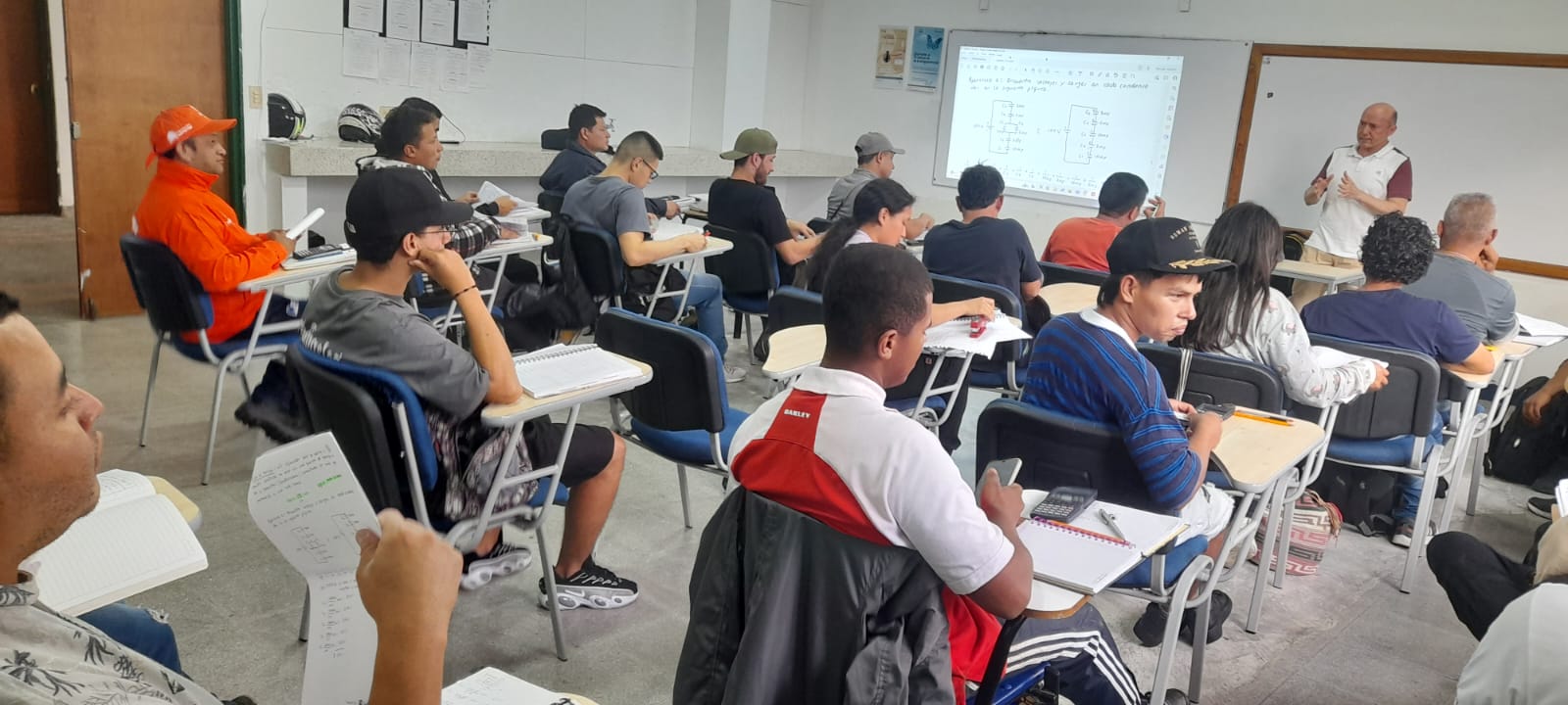 La Universidad Tecnológica de Pereira, a través de la Facultad de Tecnología y bajo el liderazgo del decano Dr. Edgar Salazar, avanza en su compromiso de democratizar el acceso a la educación superior mediante el Programa Integral de Cobertura (PIC). Esta iniciativa, enmarcada dentro de la política institucional de regionalización, tiene como objetivo llevar programas académicos de alta calidad a municipios donde históricamente ha sido difícil acceder a la universidad.