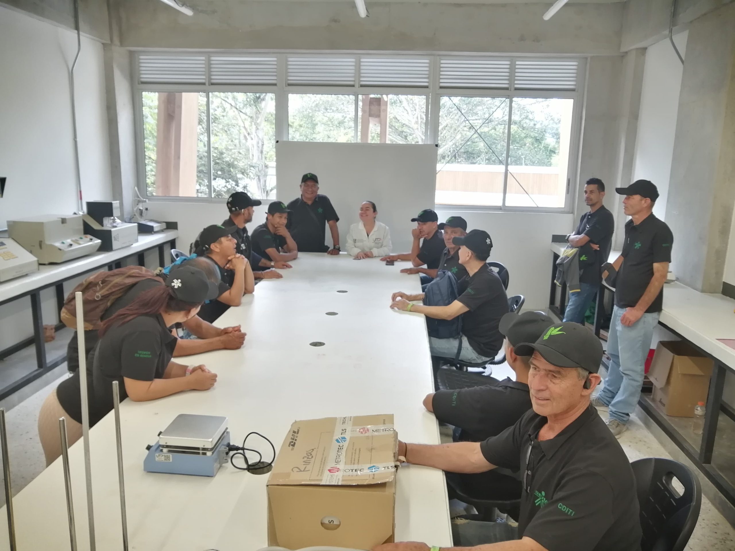 En un esfuerzo por fortalecer los conocimientos sobre construcción sostenible y el uso de materiales innovadores, la Universidad Tecnológica de Pereira (UTP) fue anfitriona de un grupo de estudiantes del programa de Técnicos en Guadua del SENA, provenientes de Marsella, Risaralda. La visita, liderada por el profesor del SENA Carlos Díaz, con el acompañamiento de la docente Beatriz Loaiza de la UTP, se realizó el pasado 22 de mayo, reafirmando el compromiso de la institución con la divulgación de prácticas amigables con el ambiente y la valoración de la herencia constructiva.
