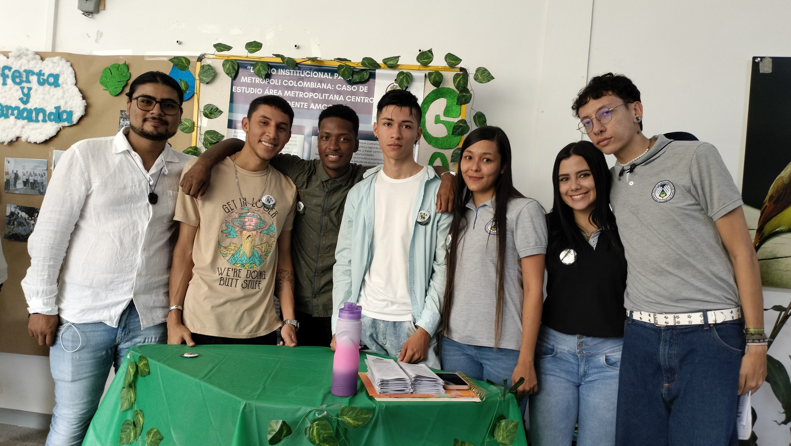 Como un evento lleno de energía, motivación y compromiso, organizado por y para estudiantes, se realizó el encuentro de Semilleros de Investigación de la Facultad de Ciencias Ambientales de la UTP, un espacio donde se invitó a los estudiantes a formar parte activa de los grupos de investigación. Esta actividad se realizó en el marco de la celebración del Día de la Biodiversidad, un encuentro que destacó la importancia de la participación estudiantil en los semilleros y su relevancia en la vida académica y profesional.