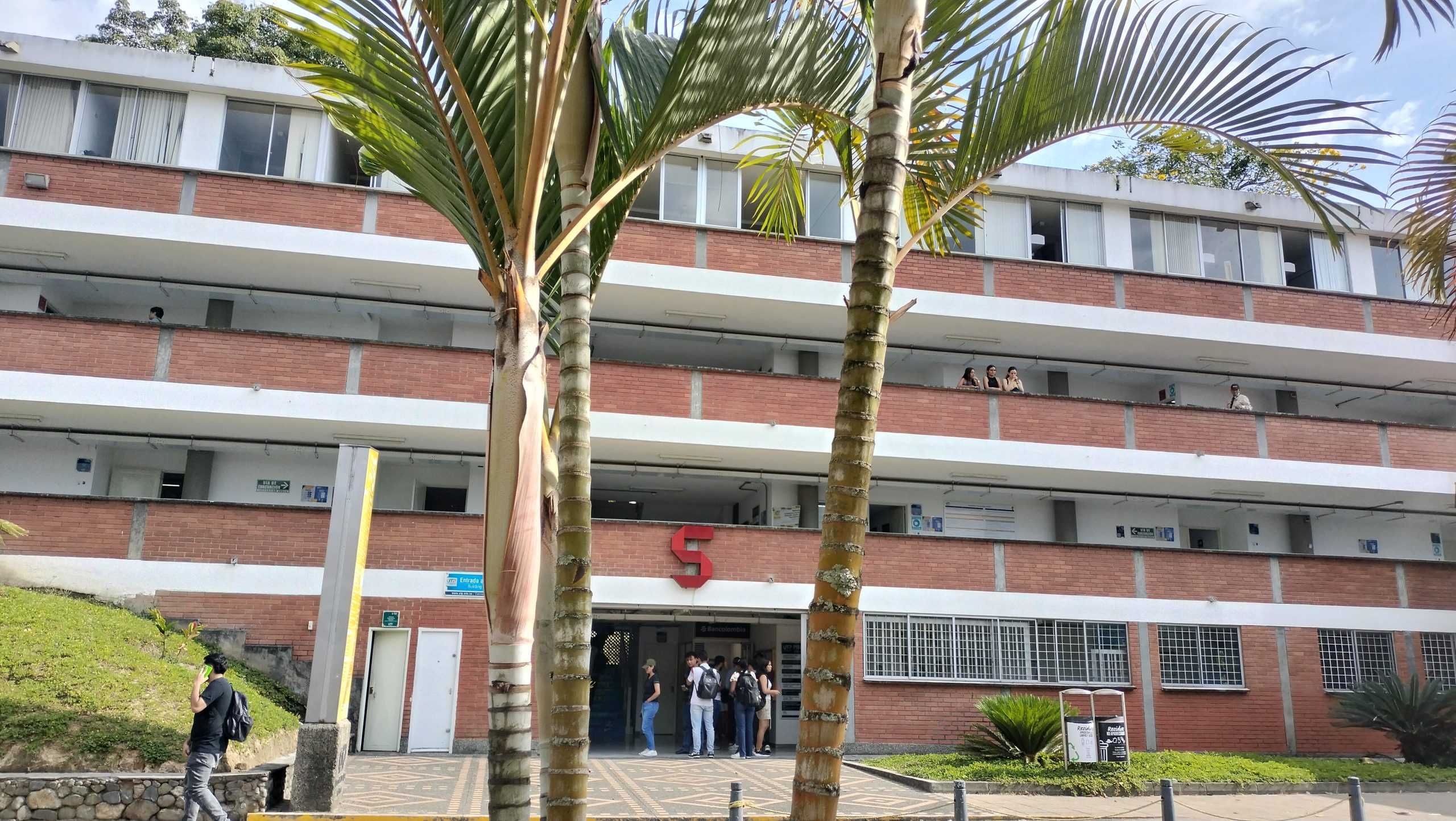 La Facultad de Tecnología de la Universidad Tecnológica de Pereira extiende una cordial invitación a toda la comunidad universitaria para participar en su Semana de la Facultad, que se llevará a cabo del 23 al 25 de octubre. Este evento anual será un espacio para compartir conocimiento, interactuar con expertos nacionales e internacionales y explorar las últimas tendencias tecnológicas.