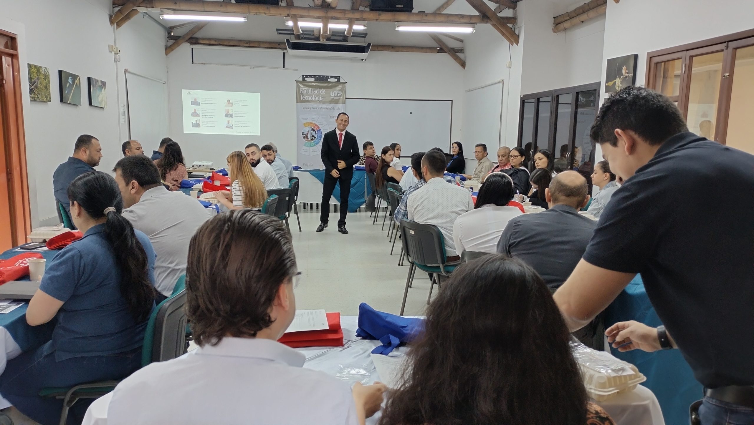 Como un espacio clave para promover el diálogo entre la academia y el sector empresarial, la Facultad de Tecnología de la Universidad Tecnológica de Pereira realizó un desayuno con empresarios de la región. Este encuentro, que contó con la asistencia de más de 30 representantes de distintas organizaciones, fue liderado por el Laboratorio de Egresados y la Decanatura de la Facultad, con el objetivo de generar un intercambio de ideas que permita mejorar los procesos educativos y fortalecer la formación profesional de los estudiantes.