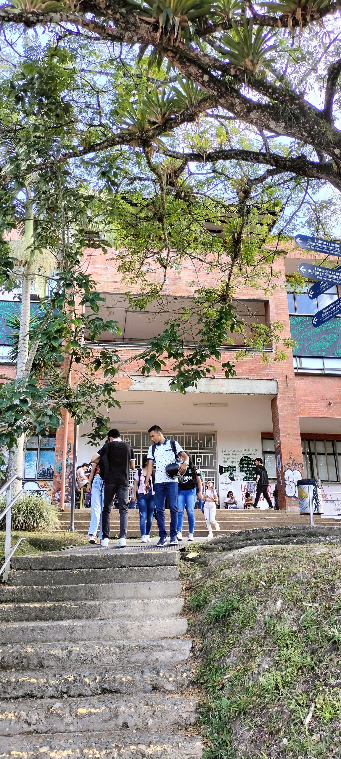 La Feria del Libro de Pereira 2024 es un espacio de gran importancia donde convergen diversos sectores académicos y artísticos para promover la lectura, el intercambio de ideas y la difusión del conocimiento. Este año, la Facultad de Ciencias Ambientales de la Universidad Tecnológica de Pereira tiene una destacada participación, presentando cuatro nuevos libros y organizando un conversatorio sobre los 30 años de trayectoria de la facultad.