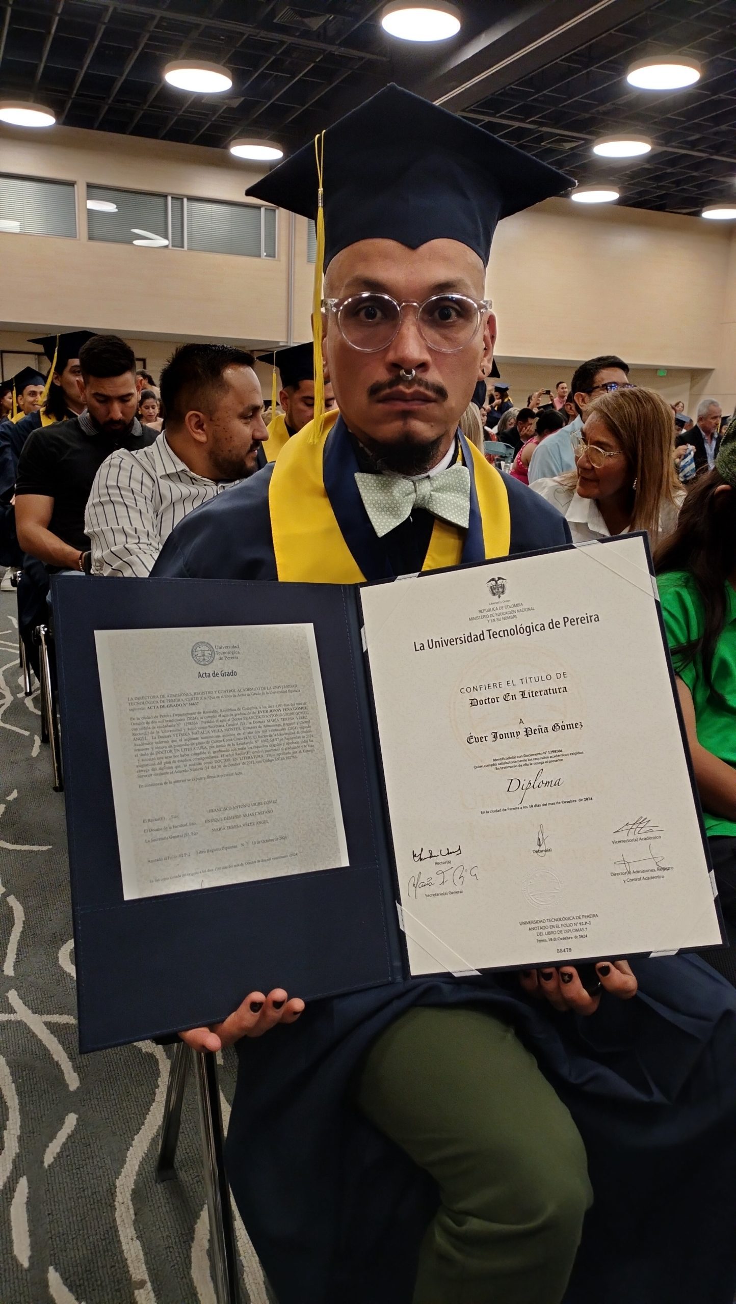 Éver Peña Gómez, recién graduado del Doctorado en Literatura de la Universidad Tecnológica de Pereira, representa el esfuerzo, la pasión y la constancia. Nacido en Norcasia, Caldas, Éver ha dedicado gran parte de su vida a explorar las profundidades de la filosofía y la literatura, llevando su amor por estas áreas hasta su máximo nivel académico.