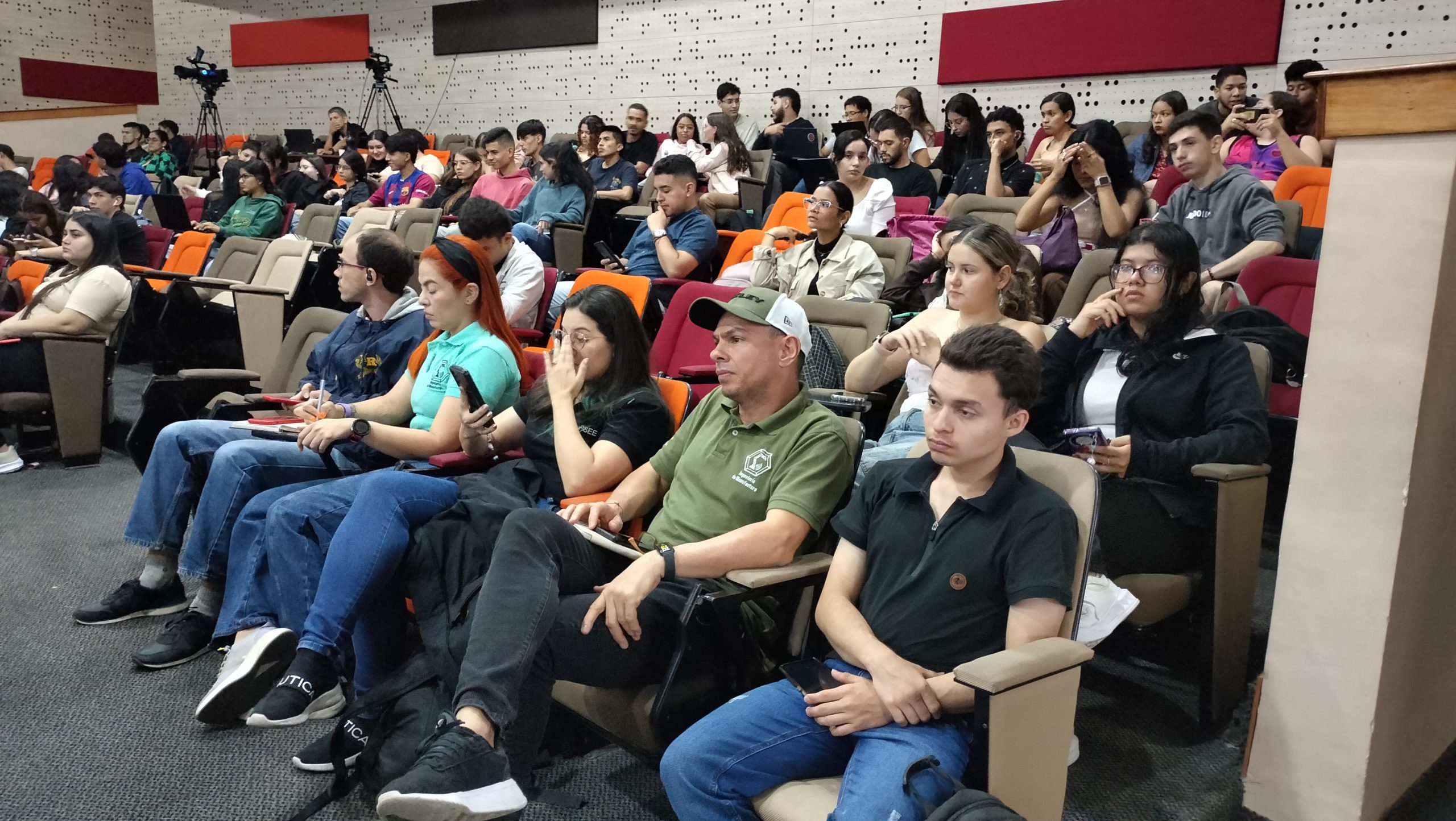 Desde ayer miércoles 23 de octubre inició la Semana de la Facultad de Tecnología, un evento que se extenderá hasta el viernes 25 de octubre, con una agenda repleta de actividades centradas en la innovación, el aprendizaje y la integración de la comunidad académica. En su primer día, la semana arrancó con una interesante jornada sobre inteligencia artificial, la cual contó con la participación de expertos en la materia, quienes compartieron sus conocimientos y experiencias en este campo de vanguardia.