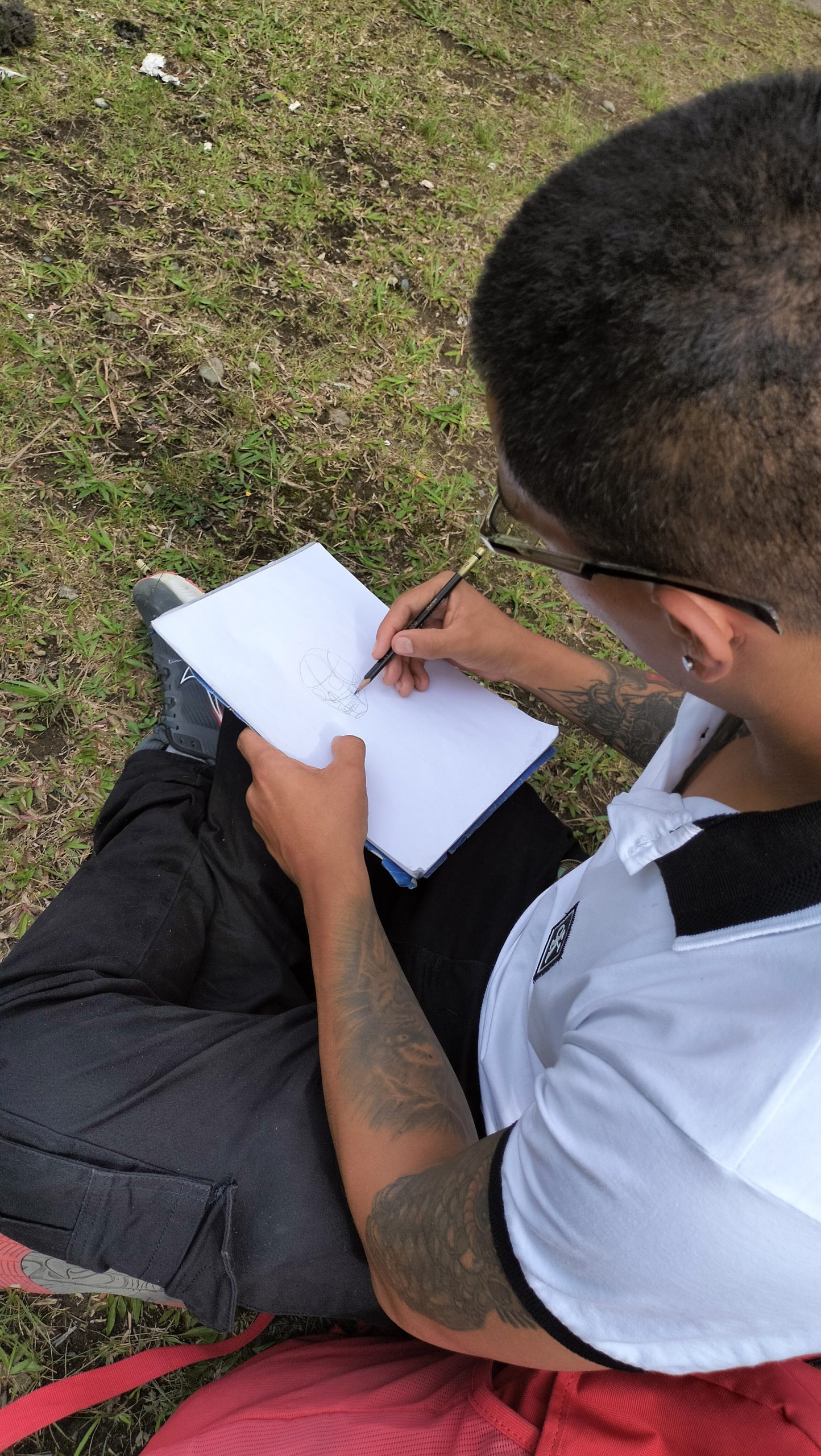 Juan Camilo Gutiérrez Calvo, es estudiante de noveno semestre del programa de Administración Ambiental de la Facultad de Ciencias Ambientales de la UTP, es una persona que vive entre el arte, el deporte y su pasión por el medio ambiente. Con 27 años, este joven pereirano ha sabido balancear sus intereses con gran disciplina y dedicación, desarrollándose no solo como un talentoso dibujante y deportista, sino también como un futuro administrador ambiental comprometido. 