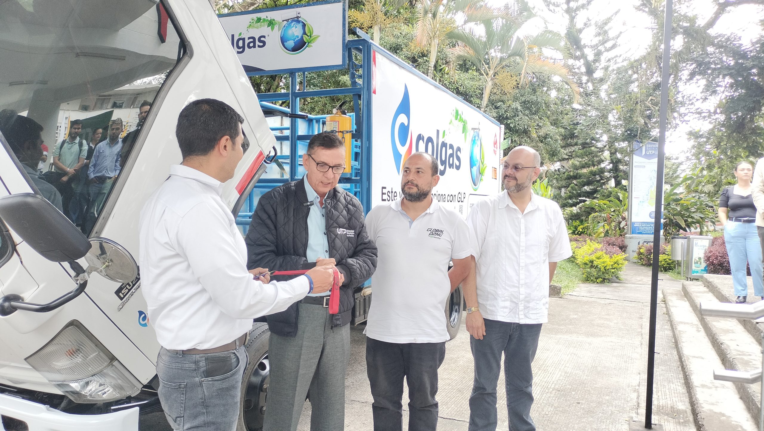 En un evento que consolida la alianza entre academia y sector empresarial, la Universidad Tecnológica de Pereira, bajo su patente registrada en Estados Unidos GNVPerformance®, entregó a la empresa COLGAS el primer prototipo de camión adaptado a Gas Licuado de Petróleo, GLP. Este avance, liderado por el Grupo de Investigación en Materiales Avanzados GIMAV, representa un paso crucial hacia el uso de combustibles más sostenibles en Colombia.