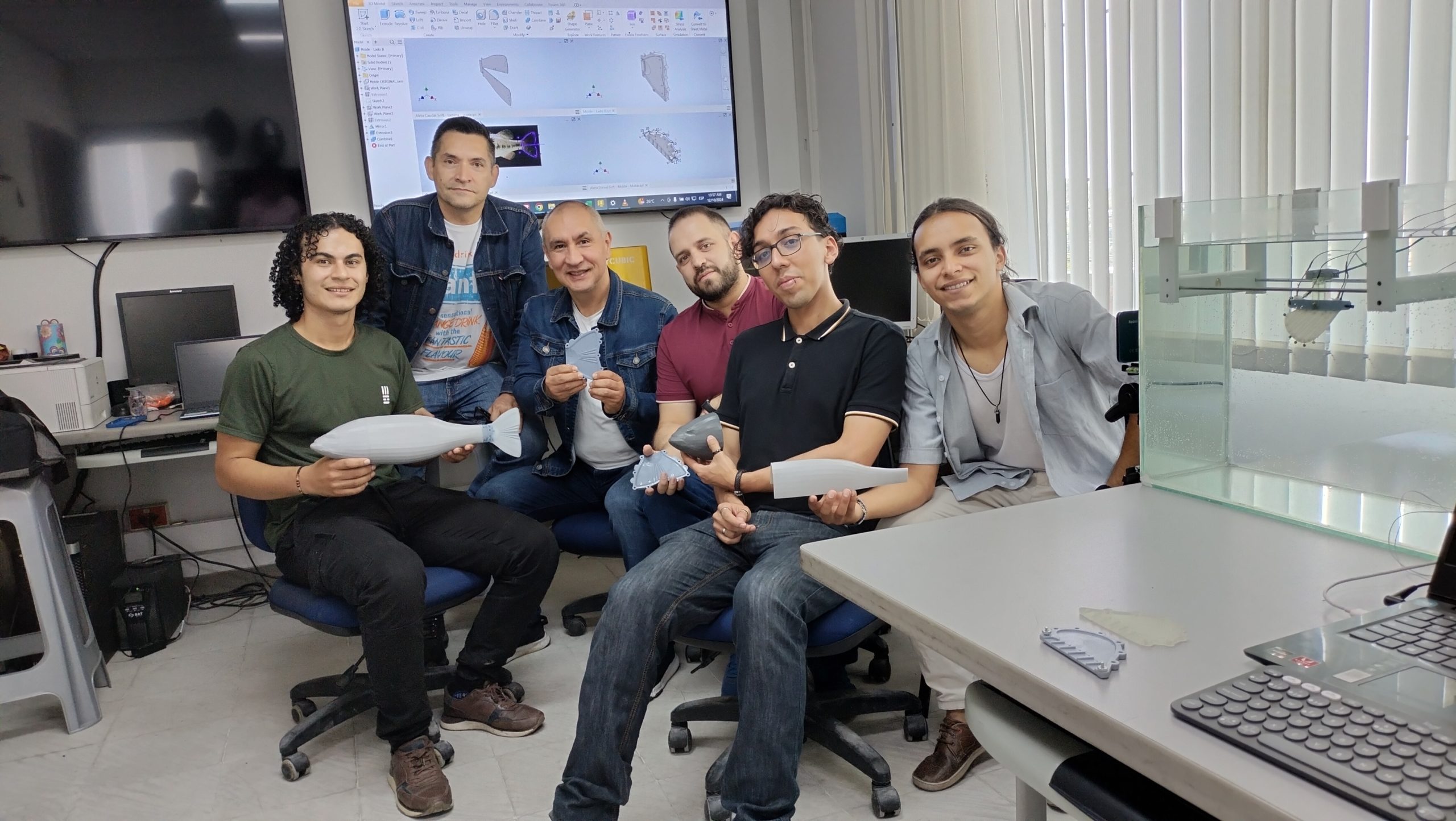 Como miembros del Grupo de Investigación de Robótica Aplicada de la Facultad de Ciencias Básicas de la Universidad Tecnológica de Pereira, un equipo interdisciplinar está revolucionando el campo de la robótica aplicada con un proyecto único en Suramérica: el prototipo de un pez robot bioinspirado, desarrollado con materiales inteligentes como aleaciones con memoria de forma. Este innovador proyecto, que ya lleva dos años en desarrollo, es pionero en la región y tiene como objetivo integrar tecnologías de punta para aplicaciones industriales, energéticas y ecológicas.