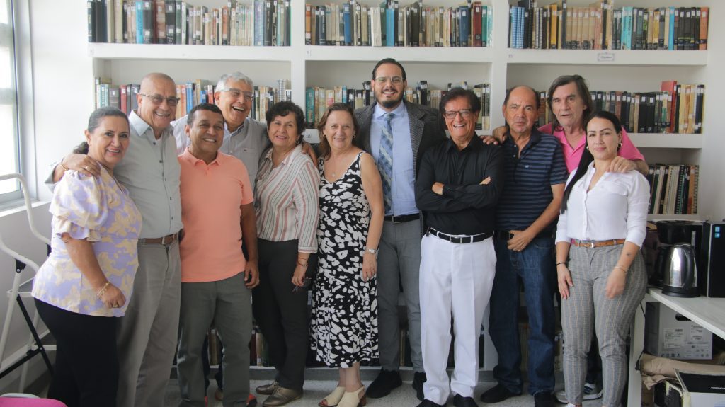 En agosto de 1984, la Universidad Tecnológica de Pereira vio nacer una facultad que se convertiría en un pilar fundamental para su desarrollo académico: la Facultad de Ciencias Básicas. Lo que comenzó como el Departamento de Estudios Básicos en 1961, con áreas del conocimiento que incluían física, matemáticas, química, dibujo, inglés, topografía, humanidades y deportes, evolucionó hasta convertirse en una facultad de gran importancia para la UTP.