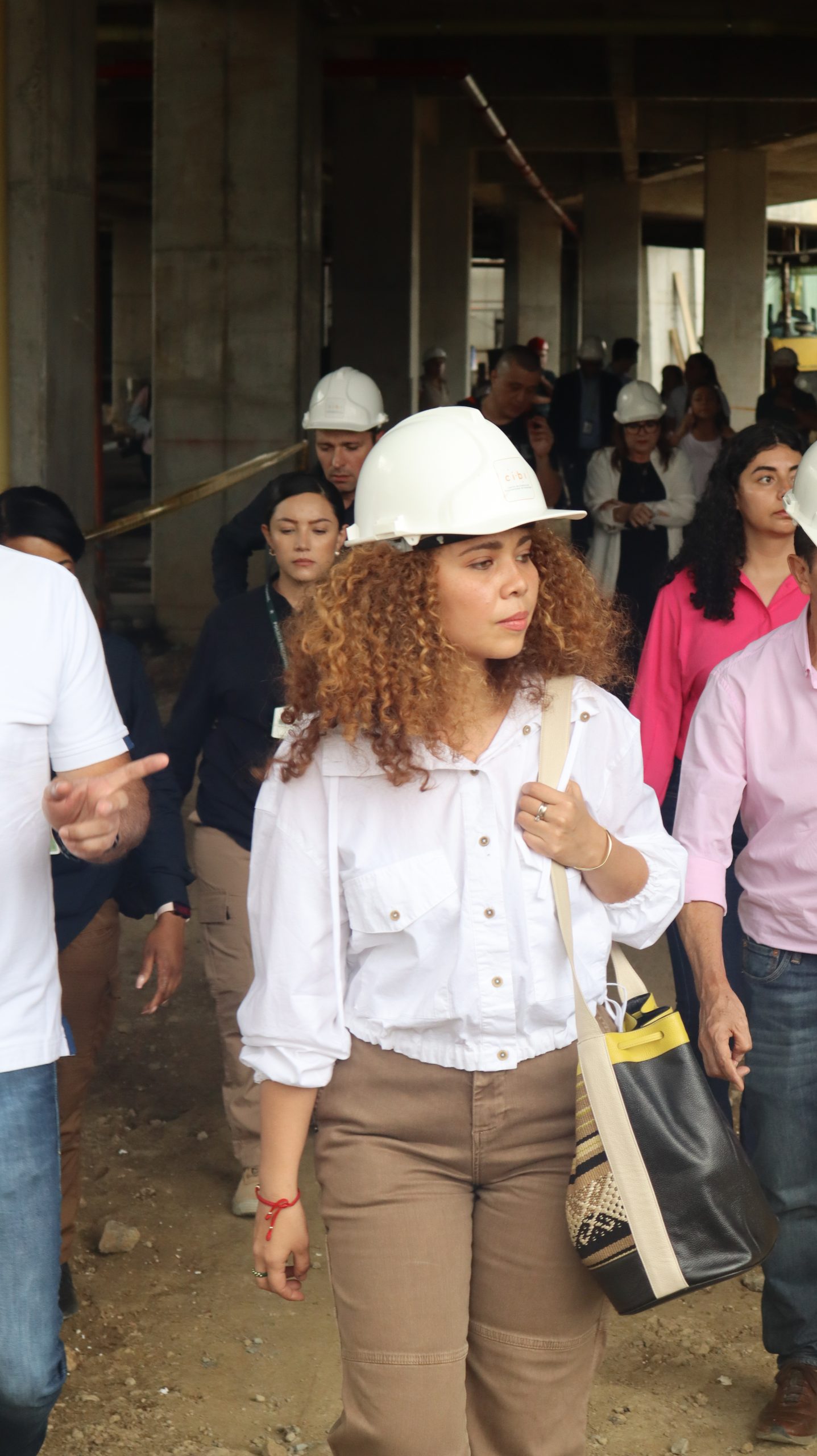 La Ministra de Ciencia, Tecnología e Innovación, Yesenia Olaya Requene, visitó la Universidad Tecnológica de Pereira (UTP) para evaluar los avances del Centro de Investigación en Biodiversidad (CIBI), un proyecto clave en la región de Risaralda que busca consolidarse como referente en el desarrollo científico y tecnológico del país. Durante su intervención, destacó la importancia de articular las regiones con el nuevo enfoque del Sistema General de Regalías, impulsando proyectos que fortalezcan la infraestructura científica.