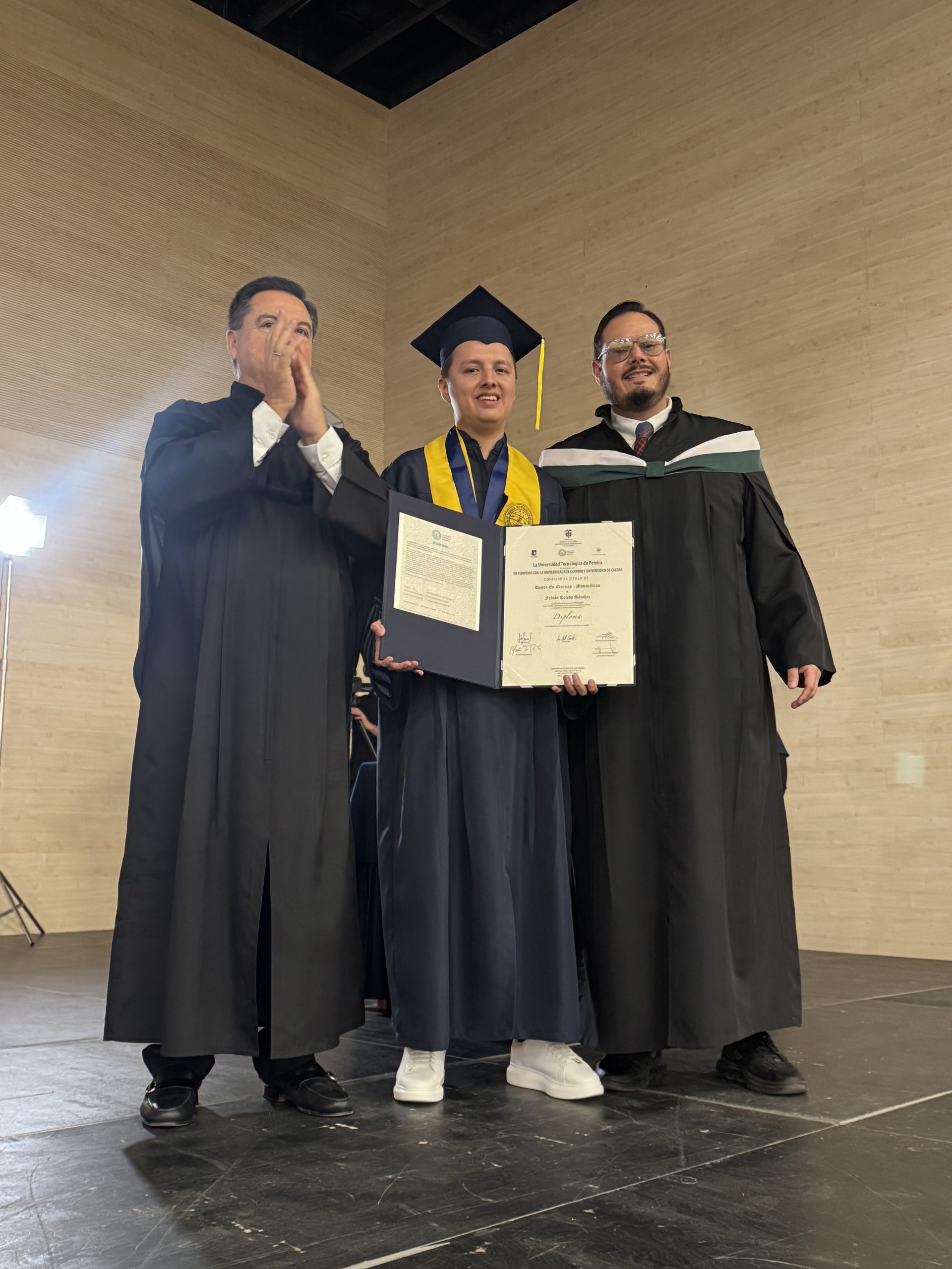 Hoy, dentro de los más de 240 estudiantes que se gradúan de la Universidad Tecnológica de Pereira se destaca la historia de Fabián Toledo Sánchez, quien a sus 32 años se ha convertido en Doctor en Ciencias de la Facultad de Ciencias Básicas. Nacido en Neiva, Fabián ha dedicado su vida al estudio, logrando dos maestrías y ahora su doctorado en matemáticas, todos ellos cursados en la UTP.