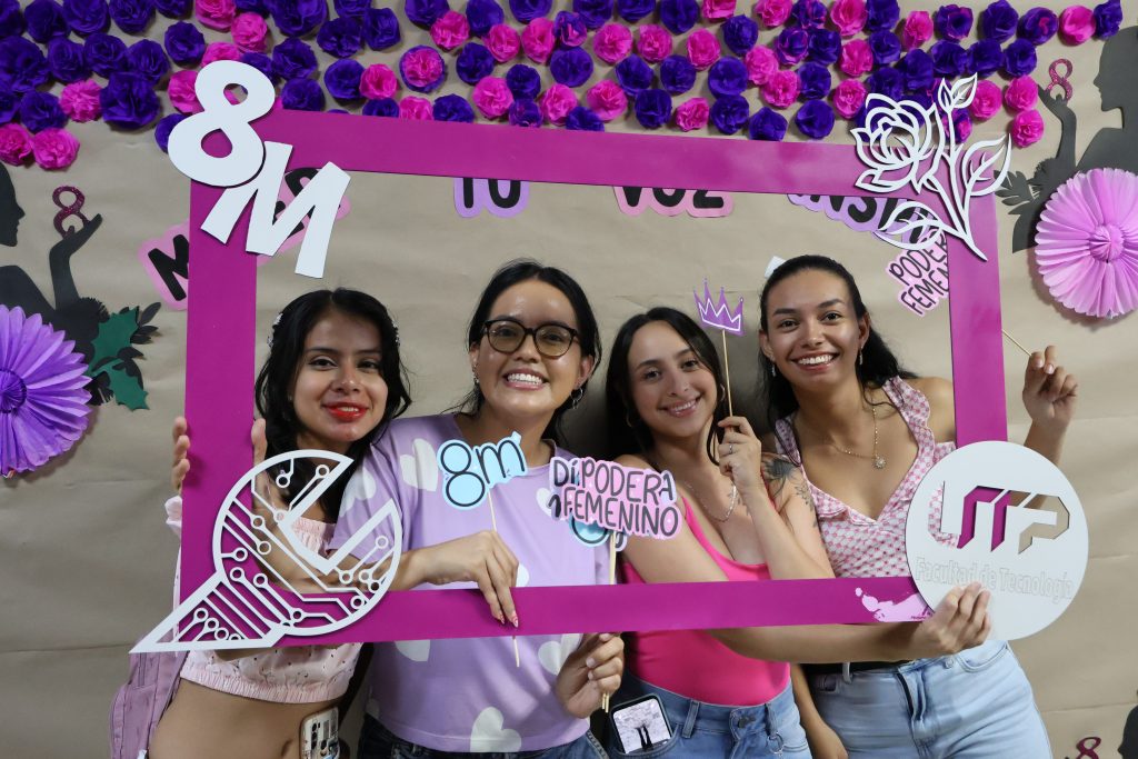 En un ambiente de celebración, reconocimiento y emotividad, el programa de Ingeniería Mecatrónica de la Universidad Tecnológica de Pereira (UTP) llevó a cabo una conmemoración especial del Día Internacional de la Mujer. El evento, realizado en el Auditorio Jorge Roa Martínez, reunió a cerca de 350 personas, quienes se unieron para exaltar el papel fundamental de las mujeres en la ingeniería y en la transformación tecnológica y social del país.