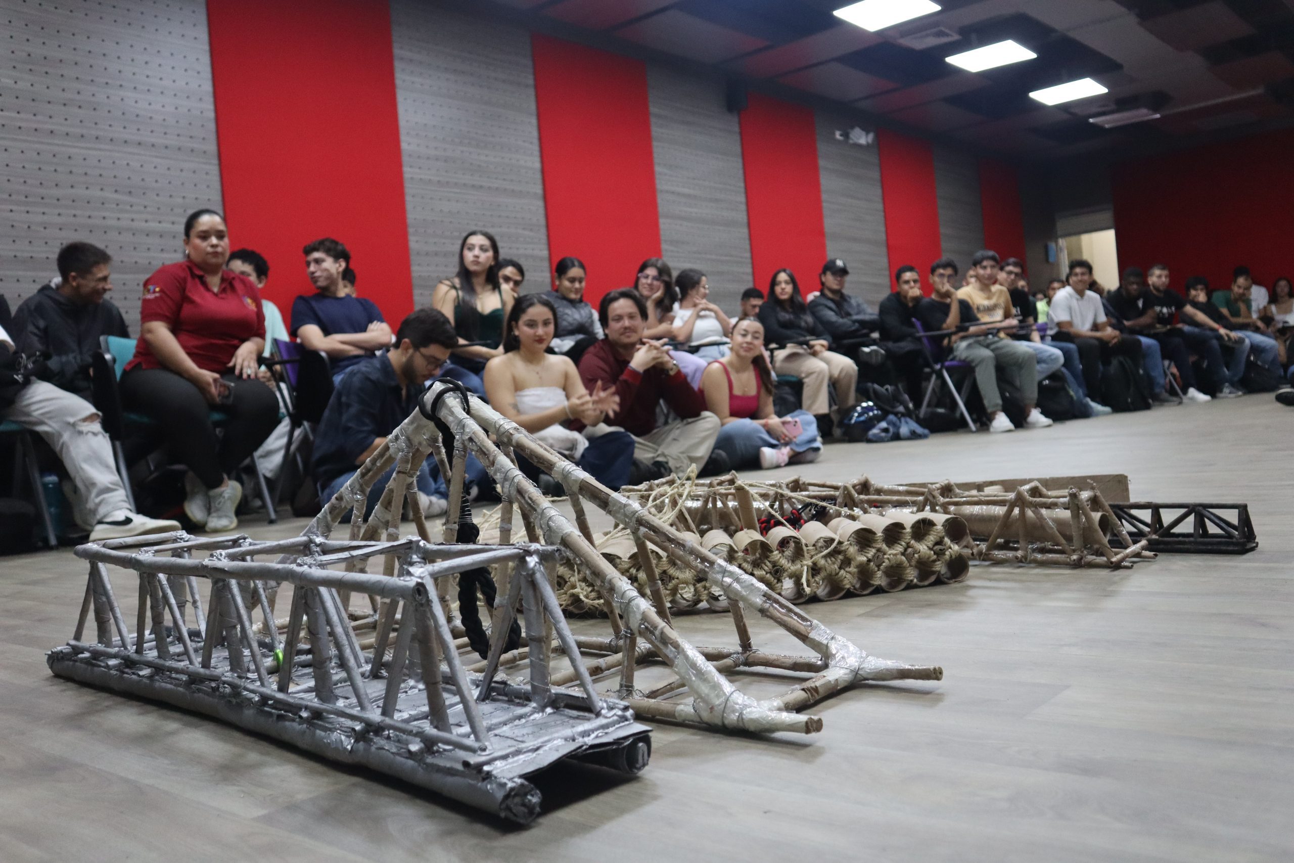 La Facultad de Mecánica Aplicada celebra su tan esperada Semana de la Facultad, una oportunidad única para que estudiantes, profesores y profesionales de la Universidad Tecnológica de Pereira se reúnan en torno al aprendizaje, la creatividad y el desarrollo de competencias. Esta semana ofrece una variada programación de actividades que abarcan desde competencias técnicas hasta actividades de integración, todo pensado para fortalecer los conocimientos en ingeniería y promover el espíritu de comunidad.