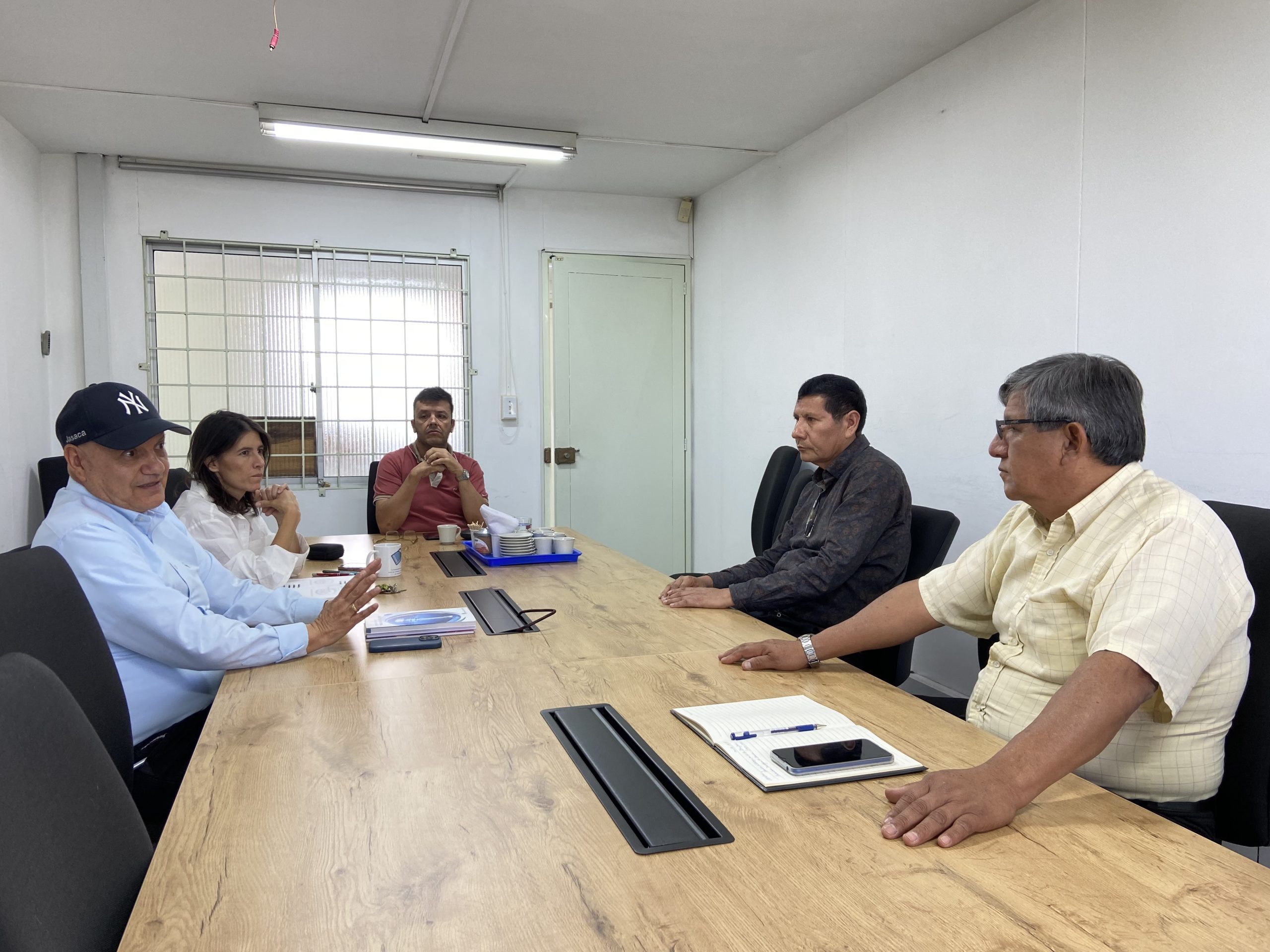 La Facultad de Tecnología de la Universidad Tecnológica de Pereira recibió a Martín Pedro Llapa Medina y Raúl Alberto García Castro, docentes de la Universidad Nacional Jorge Basadre de Perú, con el objetivo de establecer un acercamiento que permita fortalecer la investigación conjunta entre ambas universidades. Raúl destacó que la visita busca fomentar conexiones y establecer lazos de intercambio de experiencias investigativas, particularmente desde su grupo multidisciplinario de Educación y Desarrollo Sostenible.
