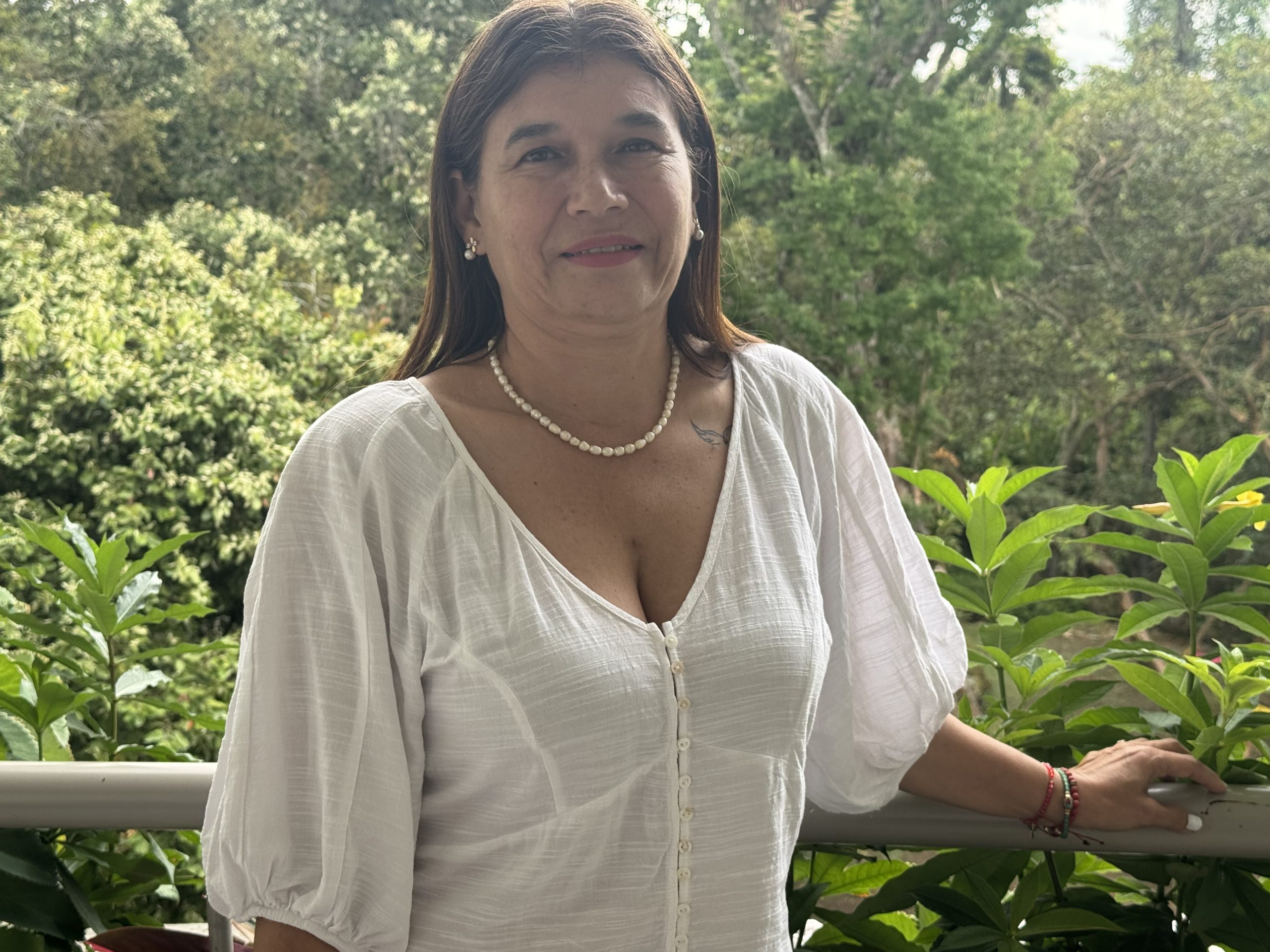 En marzo de 2025, María Teresa Valencia Tabares cumplió 27 años de labores en la Universidad Tecnológica de Pereira. Hoy se desempeña como auxiliar administrativa en Medicina Comunitaria de la Facultad de Ciencias de la Salud, pero su llegada fue más un giro del destino que un plan calculado.