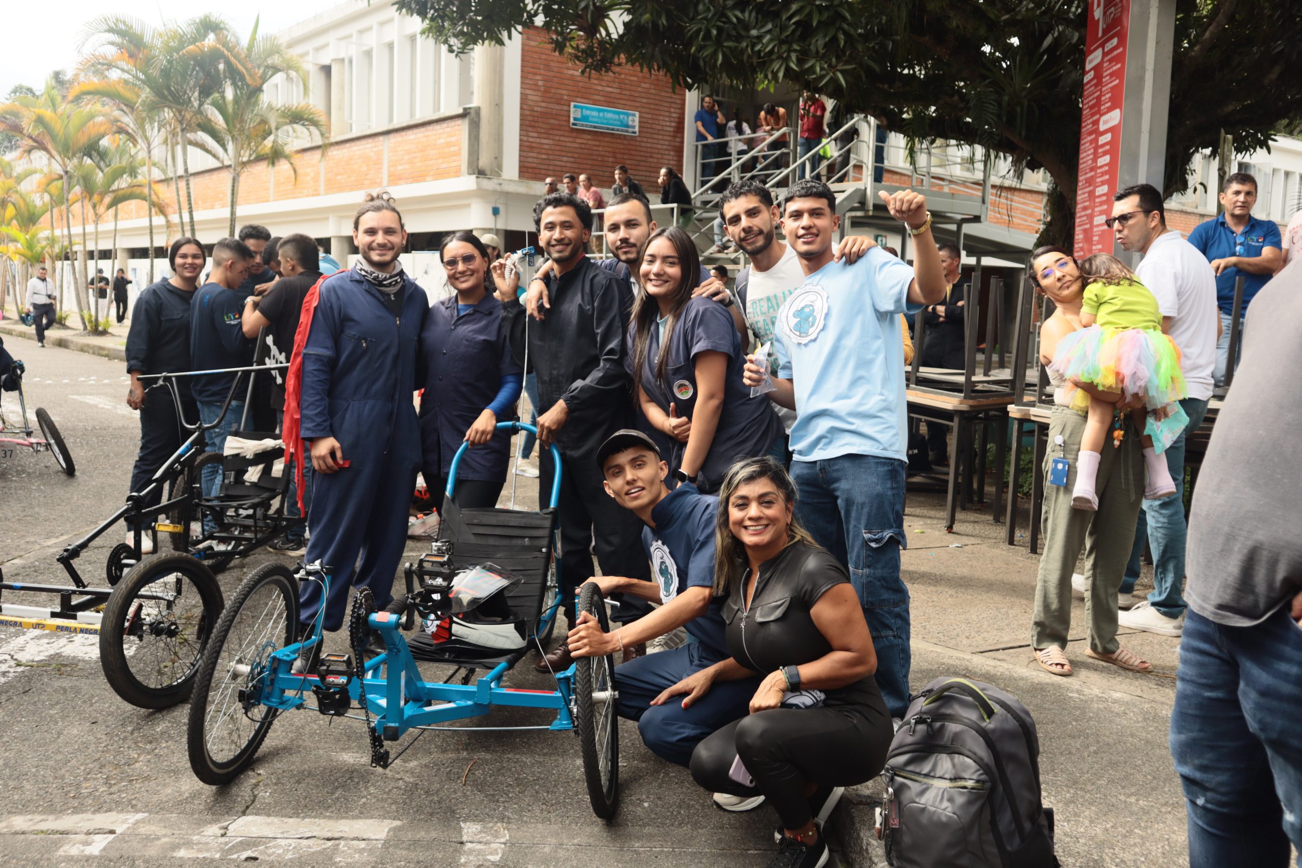 La Facultad de Mecánica Aplicada de la Universidad Tecnológica de Pereira concluyó con éxito "La Semana", un evento que reunió a la comunidad educativa en un espacio de integración, aprendizaje y esparcimiento. Durante toda la semana, la facultad logró convocar no solo a los programas de Ingeniería Mecánica, Ingeniería Civil e Ingeniería de Manufactura, sino también a estudiantes, docentes, administrativos y egresados en general, demostrando la cohesión y el espíritu colaborativo que caracteriza a esta institución.