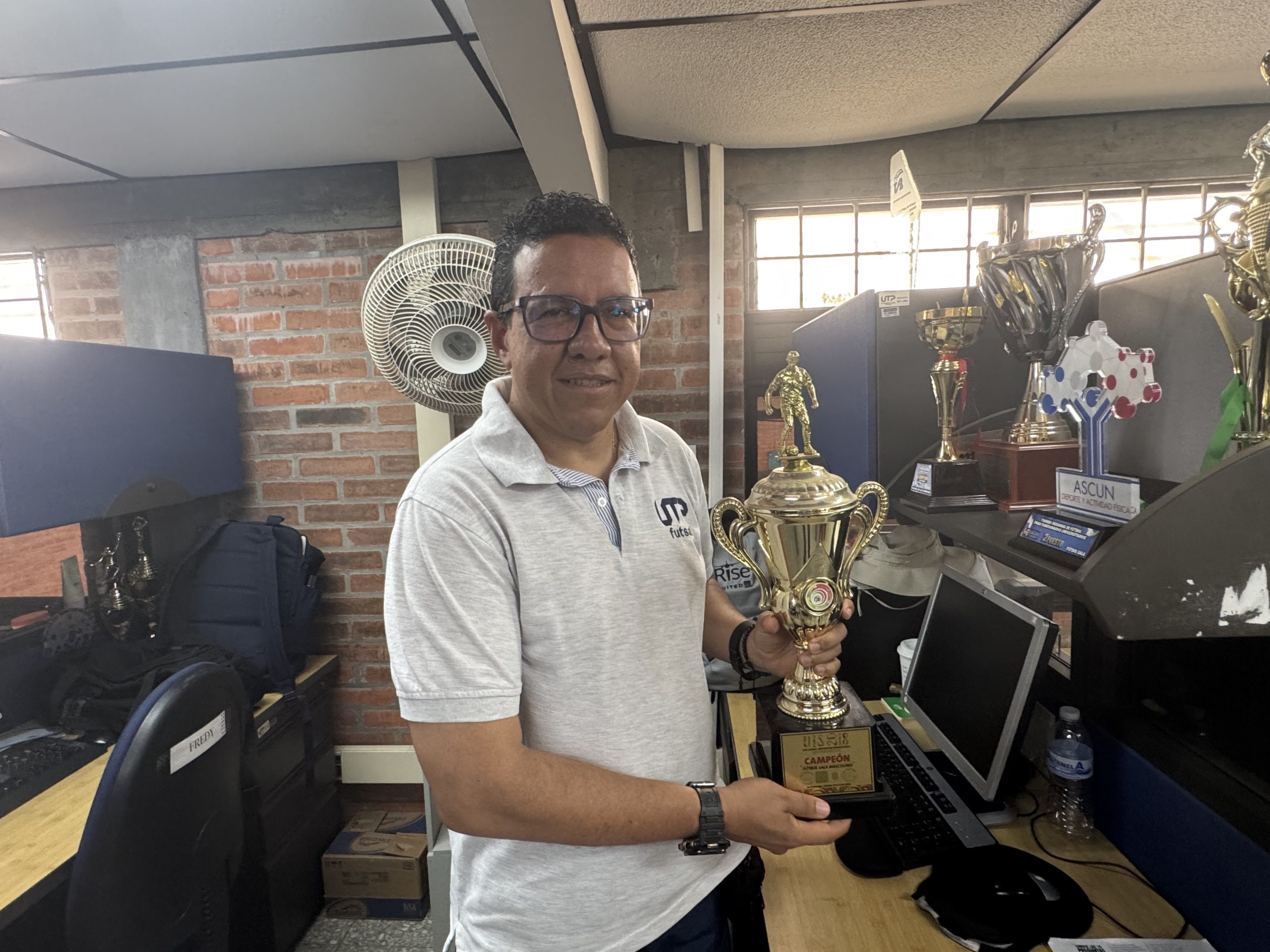 Hacía parte de la selección Risaralda de Fútbol de Salón cuando llegó a la UTP como estudiante. Su juego lo hizo clave en el equipo del mismo deporte en la universidad. Una coyuntura en el equipo lo puso como entrenador, aun sin terminar sus estudios. Un accidente reciente lo puso al borde de la muerte pero se resistió a ella y este año vio la luz nuevamente.