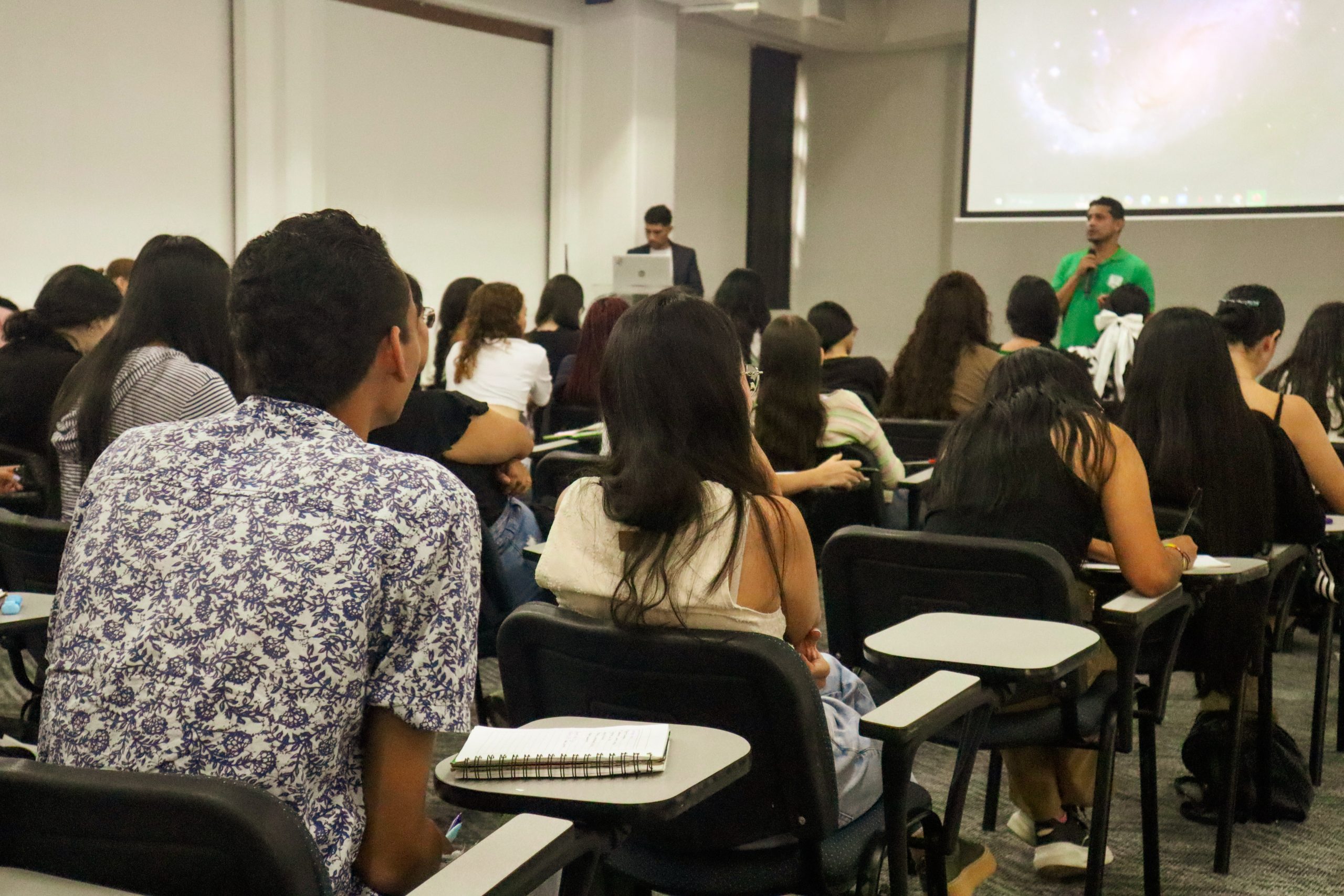 Con el propósito de fortalecer el camino profesional de sus estudiantes, la Facultad de Ciencias de la Educación de la Universidad Tecnológica de Pereira organizó un evento formativo sobre el concurso docente. Este espacio, realizado en el Auditorio A201, estuvo dirigido a estudiantes de último semestre de Licenciatura en Educación Básica Primaria, quienes se encuentran en su práctica pedagógica final.